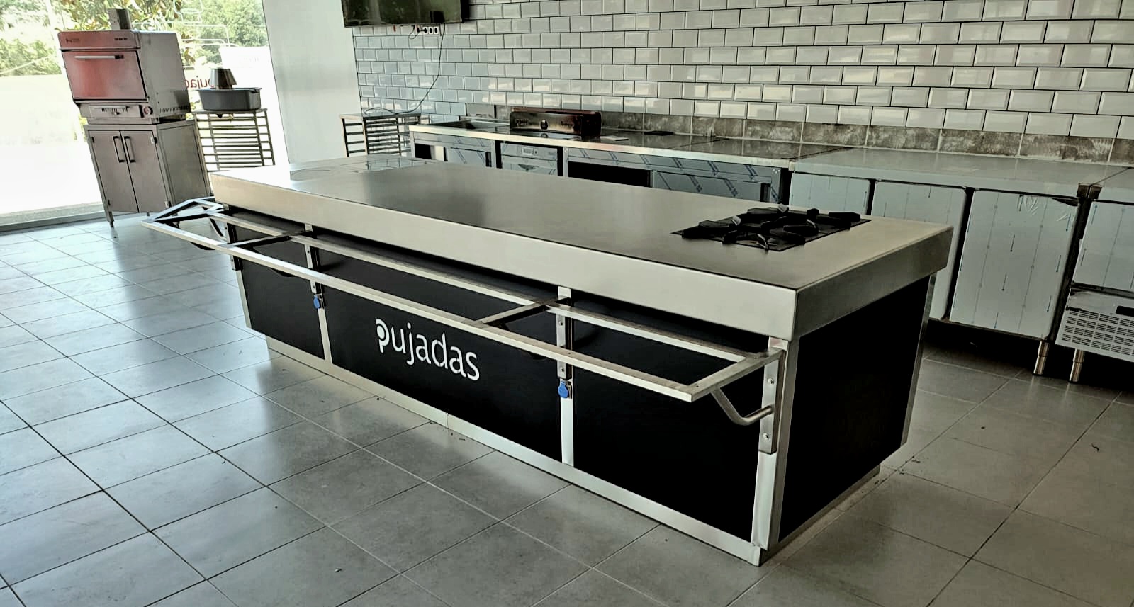 En Aceroinnova realizamos el diseño, fabricación e integración de todos de tipo de módulos para la integración en cocinas modulares profesionales industriales para hoteles restaurantes bares pubs comedores buffets etc. Ademas, diseñamos fabricamos y montamos todo tipo de mobiliario, maquinaria y accesorios que también pueden ser integrados en su sala de cocina profesional. Nuestra cocinas son profesionales, personalizadas a sus necesidades. Además disponemos de módulos con todo tipo de fueros, planchas, freidoras, hornos o módulos de cocción, que podremos unir a su cocina para establecer áreas de cocinado perfectamente ordenadas en islas adaptadas a cada negocio o empresa hostelera. Consulte su presupuesto y precios especiales. Realizamos islas en acero inoxidable inox donde podrá tener integrado todos los elementos de su cocina. Somo profesionales y número 1 en cocinas monoblock en toda España. Cocinas industriales modulares Módulos para cocinas de restaurantes hoteles comedores colegios universidades empresas Cocinas modulos integrados para cocinas profesionales Módulos cocinas modulares zonas de fuegos plancha freidoras encimeras Cocinas profesionales industriales monoblock a medida personalizadas Sistema monoblock módulos cocinado en islas para integración en cocinas hosteleria Sistema monoblock cocinas restaurantes Sistema monoblock cocinas hoteles Sistema monoblock cocinas cafeterías Sistemas modulares cocinas restaurantes Sistema de módulos para cocinas profesionales industriales Cocinas modulares monoblock de lujo cocinas industriales con sistema monoblocks integrados módulos cocinado Diseño, fabricación y montaje de cocinas modulares monoblock profesionales industriales para hosteleria horeca. Mobiliario y maquinaria en acero inoxidable inox modular con módulos personalizados para salas de cocina de restaurantes hoteles bares cafeterías comedores o buffets. Cocinas a medida con módulos integrados en islas de cocinas para diferentes tipos de fuegos, planchas, freidoras, hornos, cocción, etc. PROYECTOS INTEGRALES HOSTELERIA HORECA EN HOTELES RESTAURANTES BARES PUBS DISCOTECAS COMEDORES BUFFETS EMPRESAS UNIVERSIDADES COLEGIOS INSTITUTOS EN ESPAÑA Y PORTUGAL. Aceroinnova realiza proyectos integrales para negocios empresas de hosteleria, ya sean hoteles, restaurantes, bares, discotecas, pubs, comedores para empresas colegios institutos universidades, etc. Disponemos de fabrica propia donde desarrollar a medida, según los diseños aceptados por el cliente, todo el mobiliario maquinaria accesorios de su negocio, sea cual sea el material deseado o propuesto por nuestro departamento de diseño e interiorismo de nuestra fábrica que puede incluir, si el cliente lo desea, infografías 3D tres dimensiones o tour virtuales para poder conocer como será su negocio cuando acaben nuestros instaladores. Realizamos proyectos en toda España y Portugal y montamos instalamos con nuestros equipos de montadores especializados. Además, realizamos proyectos a particulares que necesitan llevar a cabo proyectos de calidad en sus casas, pues ya hemos trabajado en la principales urbanizaciones de lujo de Madrid y de otras comunidades. FABRICACIÓN A MEDIDA DE COCINAS MONOBLOCK INDUSTRIALES PROFESIONALES CON MOBILIARIO Y MAQUINARIA EN ACERO INOXIDABLE. FABRICANTES DE COCINAS PARA HOSTELERIA HORECA HOTELES RESTAURANTES BARES TERRAZAS. PROYECTOS Y REFORMAS PARA HOSTELERÍA. #CocinasComedoresPúblicos #CocinasComedoresEmpresas #FabricantesCocinasMonoblockIndustriales #CocinasRestaurantes #CocinasModularesHostelería #CocinasMonoblock #FabricantesCocinasRestaurantes #ProyectosEmpresasHostelería #ProyectosNegociosHoreca #ReformasCocinasRestaurantes #MobiliarioAceroInoxidable #CocinasMonoblock #CocinasLujo #CocinasPremium #FabricanteCocinas #MobiliarioAceroInoxidable #ProyectosIntegralesHosteleria #CocinasProfesionalesMonoblockIndustriales #ReformasRestaurantesMadrid #MobiliarioMaquinariaAceroInoxidableaMedida #MobiliarioCocinasDiseñoInteriorismo #ImplantaciónAsesoramientoPuestaMarchaRestaurantesBares #InteriorismoDiseñoHorecaHosteleriaRestauraciónMadrid #CocinasMonoblock #CocinasMonblocMadrid #FabricantesCocinasModularesMonoblockMadrid #CocinasHoteles #ProyectosCocinasHotelesHostelería Módulos para cocinas monoblock de restaurantes hoteles comedores colegios universidades empresas Cocinas modulos integrados para cocinas profesionales Módulos cocinas modulares zonas de fuegos plancha freidoras encimeras Cocinas profesionales industriales monoblock a medida personalizadas Sistema monoblock módulos cocinado en islas para integración en cocinas hosteleria Sistema monoblock cocinas restaurantes Sistema monoblock cocinas hoteles Sistema monoblock cocinas comedores públicos y privados de empresas. Sistema monoblock cocinas cafeterías Sistemas modulares cocinas restaurantes Sistema de módulos para cocinas profesionales industriales Cocinas modulares monoblock de lujo Cocinas industriales con sistema monoblocks integrados módulos cocinado Hemos realizado trabajos para hoteles y restaurantes en las principales Comunidades Autónomas, provincias y ciudades españolas como Madrid, Barcelona, Valencia, Castellón, Alicante, Zaragoza, Toledo, Avila, Salamanca, Leon, Zamora, Teruel, Soria, Caceres, Badajoz, Malaga, Almería, Sevilla, Córdoba, Granada, Huelva, Cádiz, Jaén, Ciudad Real, Cuenca, Segovia, Murcia, Albacete, Almería, Burgos, Pamplona, Bilbao, San Sebastián, Vitoria, Palencia, Lugo, Orense, Pontevedra, La Coruña, Santander, Oviedo, Huesca, Gerona, Tarragona, Lerida, Tarragona, Girona, Lleida, Guipuzcoa, Vizcaya, Alava. En consecuencia realizamos y llevamos a cabo proyectos integrales para restaurantes en todas las comunidades autónomas, como son la Comunidad de Madrid, Comunidad Valenciana, Cataluña, Región de Murcia, Andalucía, Extremadura, Castilla León, Castilla la Mancha, Aragón, País Vasco, Navarra, La Rioja, Asturias, Cantabria, Galicia, Baleares (Ibiza, Mallorca y Menorca), Canarias (Gran Canaria, Fuerteventura, Lanzarote, Tenerife, La Palma, La Gomera y el El Hierro), Ceuta y Melilla. Consúltenos. Diseñamos todo tipo de mobiliario para comedores de hoteles, cocinas, buffets, parrillas, vajillas, maquinaria a medida y accesorios para hostelería restauración, pues en Aceroinnova fabricamos y personalizamos todos nuestros productos, generando una experiencia única entre los usuarios de nuestros clientes.