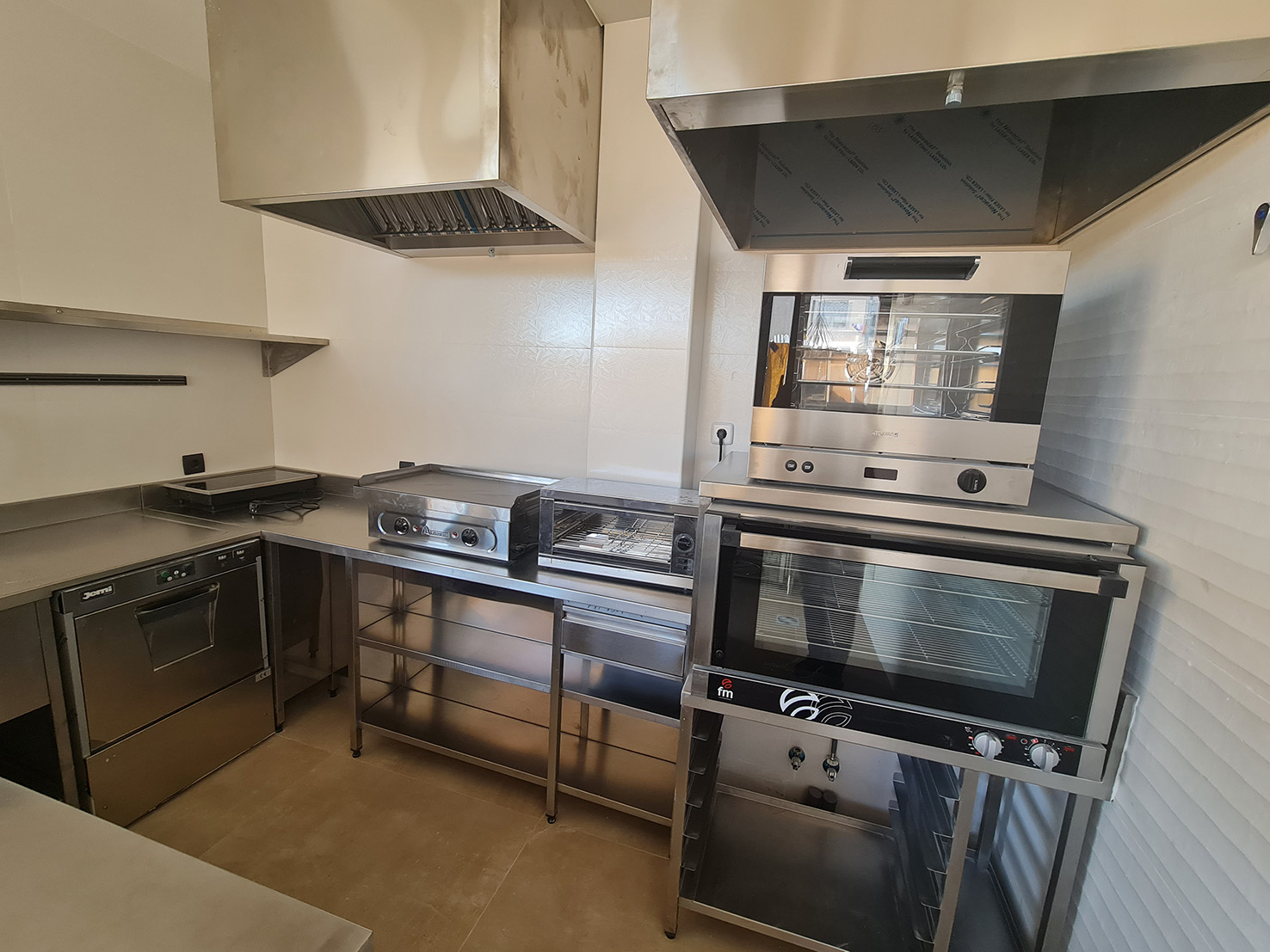 IMPLEMENTACIÓN DE PROYECTO INTEGRAL PARA CAFETERÍA EN MADRID. ASESORAMIENTO PARA LANZAMIENTO DE NEGOCIOS DE HOSTELERÍA RESTAURACIÓN. CONSULTORÍA PARA HOSTELERÍA HORECA EN MADRID Y EN EL RESTO DE ESPAÑA. IMPLANTACIÓN ASESORAMIENTO PUESTA EN MARCHA DE PROYECTOS BARES RESTAURANTES. CONSULTORÍA INTEGRAL DE CONSTRUCCIÓN PARA HOSTELERIA CON CONSULTORA CONSULTORES ESPECIALIZADOS EN RESTAURANTES Y HOTELES. REFORMAS Y REHABILITACIÓN LLAVE EN MANO DE RESTAURANTES Y NEGOCIOS EMPRESAS HOSTELERÍA. SERVICIOS INTEGRALES PARA NEGOCIOS HOSTELERÍA CON BARRAS, MOBILIARIO, COCINAS INDUSTRIALES A MEDIDA, COMEDORES, ILUMINACIÓN O CLIMATIZACIÓN. NEGOCIOS HOSTELERÍA RESTAURACIÓN LLAVE EN MANO. CONSTRUCCIÓN Y REFORMAS INTEGRALES DE HOSTELERÍA RESTAURACIÓN HORECA. Diseño, fabricación, instalación y montaje de restaurantes. Proyectos integrales con medición, planos, replanteo y fabricación a medida de todo el mobiliario y maquinaria de barra, mobiliario de comedor, mobiliario a medida en acero inoxidable de la salas de cocina incluyendo una cocinas industriales Monoblock a medida y decoración interiorismo para salones comedores. En Aceroinnova somos líderes en la puesta en marcha e implantación de todo tipo de proyectos de hostelería, horeca para restaurantes, hoteles, bares, pubs, discotecas, restauración en general, comedores de empresa colegios o universidades, bufés buffets e industrias de alimentación mediante la utilización de cocinas industriales profesionales monoblock a medida personalizadas e incluso con paneles led. Disponemos de una departamento de diseño, decoración e interiorismo que integrará todo el mobiliario de cocina y zona de comedor para conseguir el éxito necesario en su negocio. Realizamos la implantación de todo tipo restaurantes en cualquier parte de España con mobiliario diseñado y personalizado que generará la máxima notoriedad entre sus clientes. Además trabajamos tanto en mobiliario profesional de acero inoxidable acero inox, como el mobiliario del comedor y zonas de barra, incluyendo menaje, vajilla, estaciones barras de coctelería, mobiliario accesorio, hornos, parrillas, iluminación led, aire acondicionado climatización, extractores de humos integrados y rotulación exterior para conseguir la mejor imagen para su lanzamiento. Por último, realizamos reformas integrales de restaurantes y cocinas industriales para el relanzamiento de negocios. Proyecto llave en mano con la máxima calidad y el mejor diseño e incluso podemos realizarle su proyecto en infografía 3d para que pueda apreciar todos los detalles a realizar antes de realizar la instalación en su local comercial. CONSULTORIA ASESORAMIENTOS NEGOCIOS HOSTELERIA DECORACION INTERIORES INTERIORISMO RESTAURANTES PROYECTOS DECORACION INTERIORES INTERIORISMO RESTAURANTES PROYECTOS DECORACION INTERIORISMO RESTAURANTES MADRID DECORACION INTERIORISMO RESTAURANTES MADRID IMPLANTACIÓN ASESORAMIENTO PUESTA EN MARCHA DE PROYECTOS BARES RESTAURANTES IMPLANTACIÓN ASESORAMIENTO PUESTA EN MARCHA DE PROYECTOS BARES RESTAURANTES MOBILIARIO MAQUINARIA A MEDIDA PARA RESTAURANTES MOBILIARIO MAQUINARIA A MEDIDA PARA RESTAURANTES PROYECTOS PLANOS MONTAJE DE RESTAURANTES PROYECTOS PLANOS MONTAJE DE RESTAURANTES PUESTA EN MARCHA DE RESTAURANTES LLAVE EN MANO MADRID ESPAÑA PUESTA EN MARCHA DE RESTAURANTES LLAVE EN MANO MADRID ESPAÑA REFORMAS IMPLANTACIÓN RESTAURANTES HOSTELERIA HORECA REFORMAS IMPLANTACIÓN RESTAURANTES HOSTELERIA HORECA REFORMAS Y REHABILITACIÓN LLAVE EN MANO DE RESTAURANTES Y NEGOCIOS EMPRESAS HOSTELERÍA REFORMAS Y REHABILITACIÓN LLAVE EN MANO DE RESTAURANTES Y NEGOCIOS EMPRESAS HOSTELERÍA