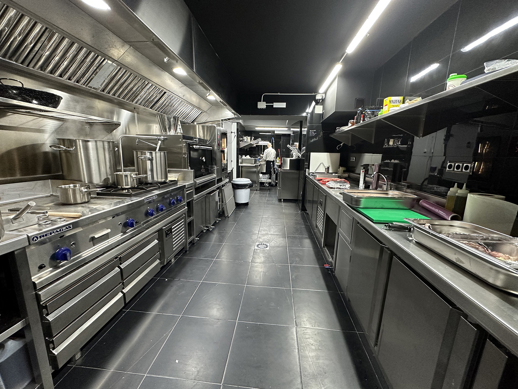FABRICANTES DE COCINAS INDUSTRIALES PROFESIONALES PARA HOSTELERÍA HORECA PROYECTOS INTEGRALES DE SALAS DE COCINAS PARA RESTAURANTES HOTELES BARES BUFFETS. INSTALADORES MONTADORES DE MAQUINARIO Y MOBILIARIO EN ACERO INOX A MEDIDA PERSONALIZADOS PROYECTOS INTEGRALES DE SALAS DE COCINAS INDUSTRIALES PROFESIONALES CON SISTEMA MONOBLOCK PARA HOSTELERIA HORECA RESTAURANTES BARES HOTELES COMEDORES Y TAMBIÉN PARA PARTICULARES HOGARES CHALETS CASAS. FABRICA COCINAS GAMA ALTA PREMIUM LUJO EN MADRID (CONSÚLTENOS). FABRICACIÓN A MEDIDA DE COCINAS MONOBLOCK INDUSTRIALES PROFESIONALES CON MOBILIARIO Y MAQUINARIA EN ACERO INOXIDABLE. FABRICANTES DE COCINAS PARA HOSTELERIA HORECA HOTELES RESTAURANTES BARES TERRAZAS. PROYECTOS Y REFORMAS PARA HOSTELERÍA. COCINAS MODULARES HOSTELERÍA. En Aceroinnova realizamos el diseño, fabricación e integración de todos de tipo de módulos para la integración en cocinas modulares profesionales industriales para hoteles restaurantes bares pubs comedores buffets etc. Ademas, diseñamos fabricamos y montamos todo tipo de mobiliario, maquinaria y accesorios que también pueden ser integrados en su sala de cocina profesional. Nuestra cocinas son profesionales, personalizadas a sus necesidades. Además disponemos de módulos con todo tipo de fueros, planchas, freidoras, hornos o módulos de cocción, que podremos unir a su cocina para establecer áreas de cocinado perfectamente ordenadas en islas adaptadas a cada negocio o empresa hostelera. Consulte su presupuesto y precios especiales. Realizamos islas en acero inoxidable inox donde podrá tener integrado todos los elementos de su cocina. Somo profesionales y número 1 en cocinas monoblock en toda España. Aceroinnova también está especializada en proyectos integrales para hosteleria, restaurante, hoteles, comedores público o privados de empresas, pero también dispone de una área para hogares particulares que buscan proyectos realmente novedosos y con materiales de alta calidad, ya sea para la maquinaria, cocinas, electrodomésticos profesionales e implementando soluciones novedosas y de calidad para el uso diario de dichas cocinas de hogares en urbanizaciones de lujo premium. #CocinasRestaurantes #CocinasModularesHostelería #CocinasMonoblock #FabricantesCocinasRestaurantes #ProyectosEmpresasHostelería #ProyectosNegociosHoreca #ReformasCocinasRestaurantes #MobiliarioAceroInoxidable #CocinasMonoblock #CocinasLujo #CocinasPremium #FabricanteCocinas #MobiliarioAceroInoxidable #ProyectosIntegralesHosteleria #CocinasProfesionalesMonoblockIndustriales #ReformasRestaurantesMadrid #MobiliarioMaquinariaAceroInoxidableaMedida #MobiliarioCocinasDiseñoInteriorismo #ImplantaciónAsesoramientoPuestaMarchaRestaurantesBares #InteriorismoDiseñoHorecaHosteleriaRestauraciónMadrid #CocinasMonoblock #CocinasMonblocMadrid #FabricantesCocinasModularesMonoblockMadrid #CocinasHoteles #ProyectosCocinasHotelesHostelería Cocinas industriales modulares Módulos para cocinas de restaurantes hoteles comedores colegios universidades empresas Cocinas modulos integrados para cocinas profesionales Módulos cocinas modulares zonas de fuegos plancha freidoras encimeras Cocinas profesionales industriales monoblock a medida personalizadas Sistema monoblock módulos cocinado en islas para integración en cocinas hosteleria Sistema monoblock cocinas restaurantes Sistema monoblock cocinas hoteles Sistema monoblock cocinas cafeterías Sistemas modulares cocinas restaurantes Sistema de módulos para cocinas profesionales industriales Cocinas modulares monoblock de lujo cocinas industriales con sistema monoblocks integrados módulos cocinado Diseño, fabricación y montaje de cocinas modulares monoblock profesionales industriales para hosteleria horeca. Mobiliario y maquinaria en acero inoxidable inox modular con módulos personalizados para salas de cocina de restaurantes hoteles bares cafeterías comedores o buffets. Cocinas a medida con módulos integrados en islas de cocinas para diferentes tipos de fuegos, planchas, freidoras, hornos, cocción, etc. PROYECTOS INTEGRALES HOSTELERIA HORECA EN HOTELES RESTAURANTES BARES PUBS DISCOTECAS COMEDORES BUFFETS DE EMPRESAS UNIVERSIDADES COLEGIOS INSTITUTOS EN ESPAÑA Y PORTUGAL. Aceroinnova realiza proyectos integrales para negocios empresas de hosteleria, ya sean hoteles, restaurantes, bares, discotecas, pubs, comedores para empresas colegios institutos universidades, etc. Disponemos de fabrica propia donde desarrollar a medida, según los diseños aceptados por el cliente, todo el mobiliario maquinaria accesorios de su negocio, sea cual sea el material deseado o propuesto por nuestro departamento de diseño e interiorismo de nuestra fábrica que puede incluir, si el cliente lo desea, infografías 3D tres dimensiones o tour virtuales para poder conocer como será su negocio cuando acaben nuestros instaladores. Realizamos proyectos en toda España y Portugal y montamos instalamos con nuestros equipos de montadores especializados. Además, realizamos proyectos a particulares que necesitan llevar a cabo proyectos de calidad en sus casas, pues ya hemos trabajado en la principales urbanizaciones de lujo de Madrid y de otras comunidades. FABRICACIÓN A MEDIDA DE COCINAS MONOBLOCK INDUSTRIALES PROFESIONALES CON MOBILIARIO Y MAQUINARIA EN ACERO INOXIDABLE. FABRICANTES DE COCINAS PARA HOSTELERIA HORECA HOTELES RESTAURANTES BARES TERRAZAS. PROYECTOS Y REFORMAS PARA HOSTELERÍA. #CocinasComedoresPúblicos #CocinasComedoresEmpresas #FabricantesCocinasMonoblockIndustriales #CocinasRestaurantes #CocinasModularesHostelería #CocinasMonoblock #FabricantesCocinasRestaurantes #ProyectosEmpresasHostelería #ProyectosNegociosHoreca #ReformasCocinasRestaurantes #MobiliarioAceroInoxidable #CocinasMonoblock #CocinasLujo #CocinasPremium #FabricanteCocinas #MobiliarioAceroInoxidable #ProyectosIntegralesHosteleria #CocinasProfesionalesMonoblockIndustriales #ReformasRestaurantesMadrid #MobiliarioMaquinariaAceroInoxidableaMedida #MobiliarioCocinasDiseñoInteriorismo #ImplantaciónAsesoramientoPuestaMarchaRestaurantesBares #InteriorismoDiseñoHorecaHosteleriaRestauraciónMadrid #CocinasMonoblock #CocinasMonblocMadrid #FabricantesCocinasModularesMonoblockMadrid #CocinasHoteles #ProyectosCocinasHotelesHostelería Módulos para cocinas monoblock de restaurantes hoteles comedores colegios universidades empresas Cocinas modulos integrados para cocinas profesionales Módulos cocinas modulares zonas de fuegos plancha freidoras encimeras Cocinas profesionales industriales monoblock a medida personalizadas Sistema monoblock módulos cocinado en islas para integración en cocinas hosteleria Sistema monoblock cocinas restaurantes Sistema monoblock cocinas hoteles Sistema monoblock cocinas comedores públicos y privados de empresas. Sistema monoblock cocinas cafeterías Sistemas modulares cocinas restaurantes Sistema de módulos para cocinas profesionales industriales Cocinas modulares monoblock de lujo Cocinas industriales con sistema monoblocks integrados módulos cocinado Hemos realizado trabajos para hoteles y restaurantes en las principales Comunidades Autónomas, provincias y ciudades españolas como Madrid, Barcelona, Valencia, Castellón, Alicante, Zaragoza, Toledo, Avila, Salamanca, Leon, Zamora, Teruel, Soria, Caceres, Badajoz, Malaga, Almería, Sevilla, Córdoba, Granada, Huelva, Cádiz, Jaén, Ciudad Real, Cuenca, Segovia, Murcia, Albacete, Almería, Burgos, Pamplona, Bilbao, San Sebastián, Vitoria, Palencia, Lugo, Orense, Pontevedra, La Coruña, Santander, Oviedo, Huesca, Gerona, Tarragona, Lerida, Tarragona, Girona, Lleida, Guipuzcoa, Vizcaya, Alava. En consecuencia realizamos y llevamos a cabo proyectos integrales para restaurantes en todas las comunidades autónomas, como son la Comunidad de Madrid, Comunidad Valenciana, Cataluña, Región de Murcia, Andalucía, Extremadura, Castilla León, Castilla la Mancha, Aragón, País Vasco, Navarra, La Rioja, Asturias, Cantabria, Galicia, Baleares (Ibiza, Mallorca y Menorca), Canarias (Gran Canaria, Fuerteventura, Lanzarote, Tenerife, La Palma, La Gomera y el El Hierro), Ceuta y Melilla. Consúltenos. Diseñamos todo tipo de mobiliario para comedores de hoteles, cocinas, buffets, parrillas, vajillas, maquinaria a medida y accesorios para hostelería restauración, pues en Aceroinnova fabricamos y personalizamos todos nuestros productos.