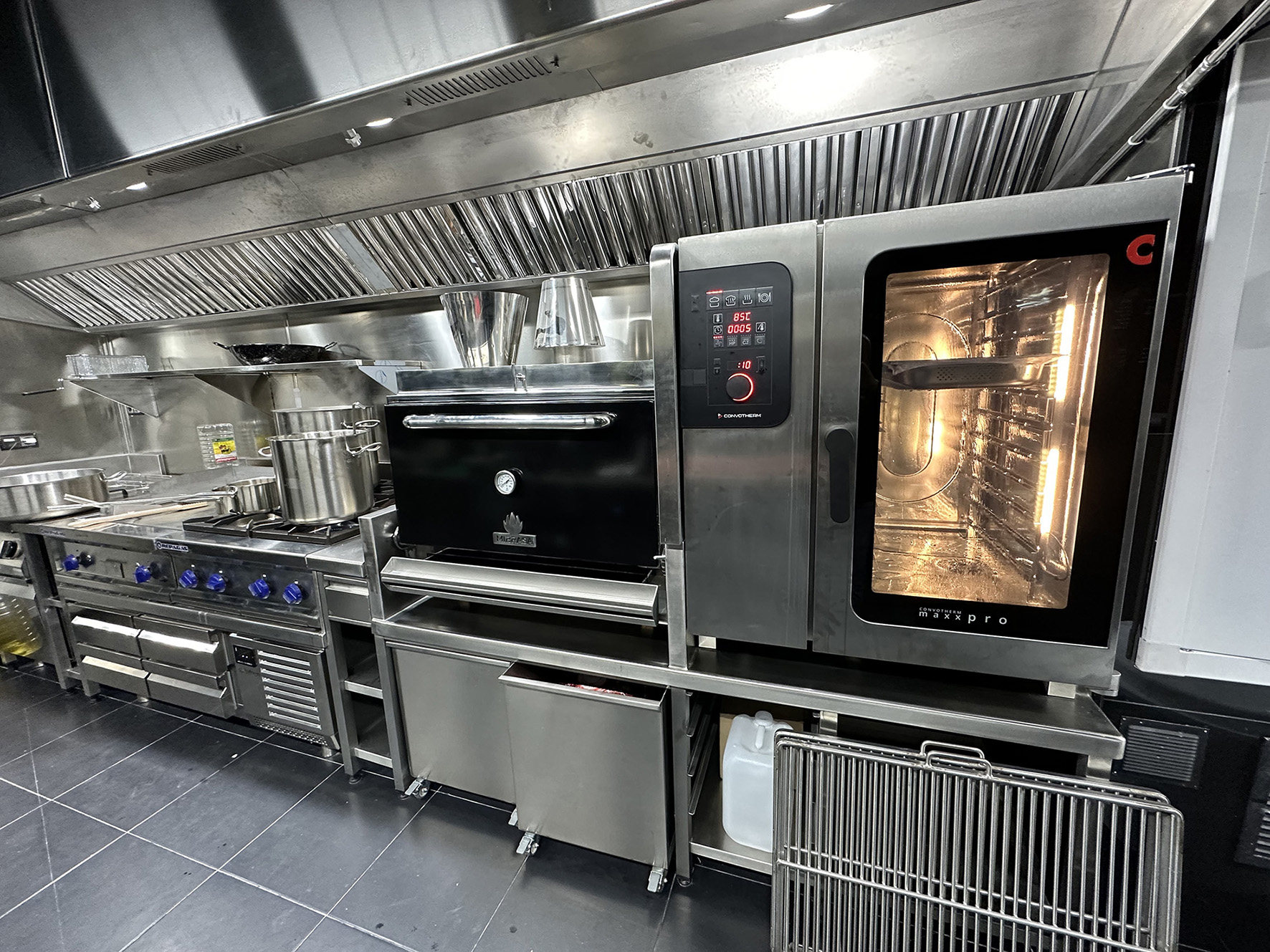 FABRICANTES DE COCINAS INDUSTRIALES PROFESIONALES PARA HOSTELERÍA HORECA PROYECTOS INTEGRALES DE SALAS DE COCINAS PARA RESTAURANTES HOTELES BARES BUFFETS. INSTALADORES MONTADORES DE MAQUINARIO Y MOBILIARIO EN ACERO INOX A MEDIDA PERSONALIZADOS PROYECTOS INTEGRALES DE SALAS DE COCINAS INDUSTRIALES PROFESIONALES CON SISTEMA MONOBLOCK PARA HOSTELERIA HORECA RESTAURANTES BARES HOTELES COMEDORES Y TAMBIÉN PARA PARTICULARES HOGARES CHALETS CASAS. FABRICA COCINAS GAMA ALTA PREMIUM LUJO EN MADRID (CONSÚLTENOS). FABRICACIÓN A MEDIDA DE COCINAS MONOBLOCK INDUSTRIALES PROFESIONALES CON MOBILIARIO Y MAQUINARIA EN ACERO INOXIDABLE. FABRICANTES DE COCINAS PARA HOSTELERIA HORECA HOTELES RESTAURANTES BARES TERRAZAS. PROYECTOS Y REFORMAS PARA HOSTELERÍA. COCINAS MODULARES HOSTELERÍA. En Aceroinnova realizamos el diseño, fabricación e integración de todos de tipo de módulos para la integración en cocinas modulares profesionales industriales para hoteles restaurantes bares pubs comedores buffets etc. Ademas, diseñamos fabricamos y montamos todo tipo de mobiliario, maquinaria y accesorios que también pueden ser integrados en su sala de cocina profesional. Nuestra cocinas son profesionales, personalizadas a sus necesidades. Además disponemos de módulos con todo tipo de fueros, planchas, freidoras, hornos o módulos de cocción, que podremos unir a su cocina para establecer áreas de cocinado perfectamente ordenadas en islas adaptadas a cada negocio o empresa hostelera. Consulte su presupuesto y precios especiales. Realizamos islas en acero inoxidable inox donde podrá tener integrado todos los elementos de su cocina. Somo profesionales y número 1 en cocinas monoblock en toda España. Aceroinnova también está especializada en proyectos integrales para hosteleria, restaurante, hoteles, comedores público o privados de empresas, pero también dispone de una área para hogares particulares que buscan proyectos realmente novedosos y con materiales de alta calidad, ya sea para la maquinaria, cocinas, electrodomésticos profesionales e implementando soluciones novedosas y de calidad para el uso diario de dichas cocinas de hogares en urbanizaciones de lujo premium. #CocinasRestaurantes #CocinasModularesHostelería #CocinasMonoblock #FabricantesCocinasRestaurantes #ProyectosEmpresasHostelería #ProyectosNegociosHoreca #ReformasCocinasRestaurantes #MobiliarioAceroInoxidable #CocinasMonoblock #CocinasLujo #CocinasPremium #FabricanteCocinas #MobiliarioAceroInoxidable #ProyectosIntegralesHosteleria #CocinasProfesionalesMonoblockIndustriales #ReformasRestaurantesMadrid #MobiliarioMaquinariaAceroInoxidableaMedida #MobiliarioCocinasDiseñoInteriorismo #ImplantaciónAsesoramientoPuestaMarchaRestaurantesBares #InteriorismoDiseñoHorecaHosteleriaRestauraciónMadrid #CocinasMonoblock #CocinasMonblocMadrid #FabricantesCocinasModularesMonoblockMadrid #CocinasHoteles #ProyectosCocinasHotelesHostelería Cocinas industriales modulares Módulos para cocinas de restaurantes hoteles comedores colegios universidades empresas Cocinas modulos integrados para cocinas profesionales Módulos cocinas modulares zonas de fuegos plancha freidoras encimeras Cocinas profesionales industriales monoblock a medida personalizadas Sistema monoblock módulos cocinado en islas para integración en cocinas hosteleria Sistema monoblock cocinas restaurantes Sistema monoblock cocinas hoteles Sistema monoblock cocinas cafeterías Sistemas modulares cocinas restaurantes Sistema de módulos para cocinas profesionales industriales Cocinas modulares monoblock de lujo cocinas industriales con sistema monoblocks integrados módulos cocinado Diseño, fabricación y montaje de cocinas modulares monoblock profesionales industriales para hosteleria horeca. Mobiliario y maquinaria en acero inoxidable inox modular con módulos personalizados para salas de cocina de restaurantes hoteles bares cafeterías comedores o buffets. Cocinas a medida con módulos integrados en islas de cocinas para diferentes tipos de fuegos, planchas, freidoras, hornos, cocción, etc. PROYECTOS INTEGRALES HOSTELERIA HORECA EN HOTELES RESTAURANTES BARES PUBS DISCOTECAS COMEDORES BUFFETS DE EMPRESAS UNIVERSIDADES COLEGIOS INSTITUTOS EN ESPAÑA Y PORTUGAL. Aceroinnova realiza proyectos integrales para negocios empresas de hosteleria, ya sean hoteles, restaurantes, bares, discotecas, pubs, comedores para empresas colegios institutos universidades, etc. Disponemos de fabrica propia donde desarrollar a medida, según los diseños aceptados por el cliente, todo el mobiliario maquinaria accesorios de su negocio, sea cual sea el material deseado o propuesto por nuestro departamento de diseño e interiorismo de nuestra fábrica que puede incluir, si el cliente lo desea, infografías 3D tres dimensiones o tour virtuales para poder conocer como será su negocio cuando acaben nuestros instaladores. Realizamos proyectos en toda España y Portugal y montamos instalamos con nuestros equipos de montadores especializados. Además, realizamos proyectos a particulares que necesitan llevar a cabo proyectos de calidad en sus casas, pues ya hemos trabajado en la principales urbanizaciones de lujo de Madrid y de otras comunidades. FABRICACIÓN A MEDIDA DE COCINAS MONOBLOCK INDUSTRIALES PROFESIONALES CON MOBILIARIO Y MAQUINARIA EN ACERO INOXIDABLE. FABRICANTES DE COCINAS PARA HOSTELERIA HORECA HOTELES RESTAURANTES BARES TERRAZAS. PROYECTOS Y REFORMAS PARA HOSTELERÍA. #CocinasComedoresPúblicos #CocinasComedoresEmpresas #FabricantesCocinasMonoblockIndustriales #CocinasRestaurantes #CocinasModularesHostelería #CocinasMonoblock #FabricantesCocinasRestaurantes #ProyectosEmpresasHostelería #ProyectosNegociosHoreca #ReformasCocinasRestaurantes #MobiliarioAceroInoxidable #CocinasMonoblock #CocinasLujo #CocinasPremium #FabricanteCocinas #MobiliarioAceroInoxidable #ProyectosIntegralesHosteleria #CocinasProfesionalesMonoblockIndustriales #ReformasRestaurantesMadrid #MobiliarioMaquinariaAceroInoxidableaMedida #MobiliarioCocinasDiseñoInteriorismo #ImplantaciónAsesoramientoPuestaMarchaRestaurantesBares #InteriorismoDiseñoHorecaHosteleriaRestauraciónMadrid #CocinasMonoblock #CocinasMonblocMadrid #FabricantesCocinasModularesMonoblockMadrid #CocinasHoteles #ProyectosCocinasHotelesHostelería Módulos para cocinas monoblock de restaurantes hoteles comedores colegios universidades empresas Cocinas modulos integrados para cocinas profesionales Módulos cocinas modulares zonas de fuegos plancha freidoras encimeras Cocinas profesionales industriales monoblock a medida personalizadas Sistema monoblock módulos cocinado en islas para integración en cocinas hosteleria Sistema monoblock cocinas restaurantes Sistema monoblock cocinas hoteles Sistema monoblock cocinas comedores públicos y privados de empresas. Sistema monoblock cocinas cafeterías Sistemas modulares cocinas restaurantes Sistema de módulos para cocinas profesionales industriales Cocinas modulares monoblock de lujo Cocinas industriales con sistema monoblocks integrados módulos cocinado Hemos realizado trabajos para hoteles y restaurantes en las principales Comunidades Autónomas, provincias y ciudades españolas como Madrid, Barcelona, Valencia, Castellón, Alicante, Zaragoza, Toledo, Avila, Salamanca, Leon, Zamora, Teruel, Soria, Caceres, Badajoz, Malaga, Almería, Sevilla, Córdoba, Granada, Huelva, Cádiz, Jaén, Ciudad Real, Cuenca, Segovia, Murcia, Albacete, Almería, Burgos, Pamplona, Bilbao, San Sebastián, Vitoria, Palencia, Lugo, Orense, Pontevedra, La Coruña, Santander, Oviedo, Huesca, Gerona, Tarragona, Lerida, Tarragona, Girona, Lleida, Guipuzcoa, Vizcaya, Alava. En consecuencia realizamos y llevamos a cabo proyectos integrales para restaurantes en todas las comunidades autónomas, como son la Comunidad de Madrid, Comunidad Valenciana, Cataluña, Región de Murcia, Andalucía, Extremadura, Castilla León, Castilla la Mancha, Aragón, País Vasco, Navarra, La Rioja, Asturias, Cantabria, Galicia, Baleares (Ibiza, Mallorca y Menorca), Canarias (Gran Canaria, Fuerteventura, Lanzarote, Tenerife, La Palma, La Gomera y el El Hierro), Ceuta y Melilla. Consúltenos. Diseñamos todo tipo de mobiliario para comedores de hoteles, cocinas, buffets, parrillas, vajillas, maquinaria a medida y accesorios para hostelería restauración, pues en Aceroinnova fabricamos y personalizamos todos nuestros productos.