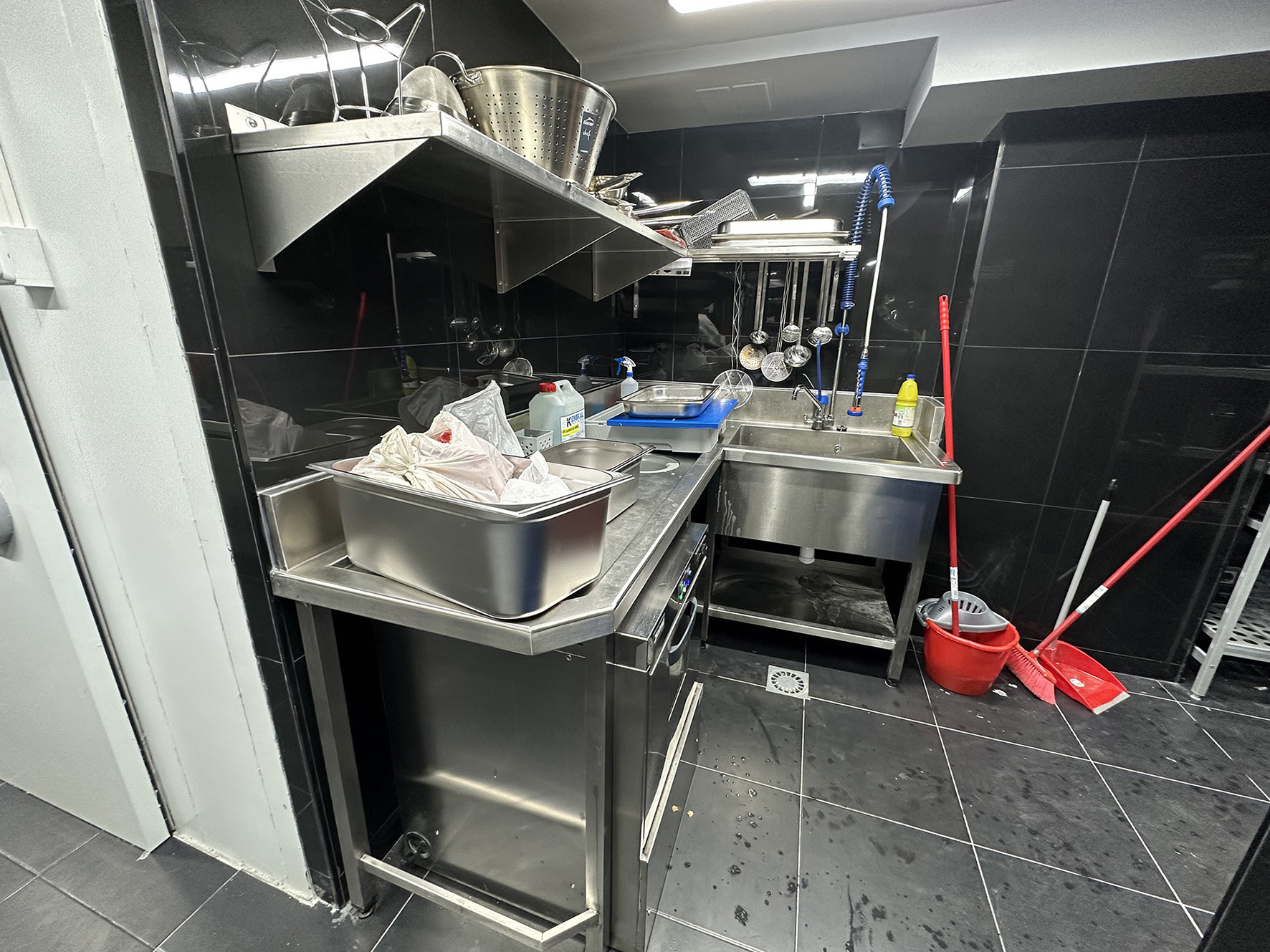 FABRICANTES DE COCINAS INDUSTRIALES PROFESIONALES PARA HOSTELERÍA HORECA PROYECTOS INTEGRALES DE SALAS DE COCINAS PARA RESTAURANTES HOTELES BARES BUFFETS. INSTALADORES MONTADORES DE MAQUINARIO Y MOBILIARIO EN ACERO INOX A MEDIDA PERSONALIZADOS PROYECTOS INTEGRALES DE SALAS DE COCINAS INDUSTRIALES PROFESIONALES CON SISTEMA MONOBLOCK PARA HOSTELERIA HORECA RESTAURANTES BARES HOTELES COMEDORES Y TAMBIÉN PARA PARTICULARES HOGARES CHALETS CASAS. FABRICA COCINAS GAMA ALTA PREMIUM LUJO EN MADRID (CONSÚLTENOS). FABRICACIÓN A MEDIDA DE COCINAS MONOBLOCK INDUSTRIALES PROFESIONALES CON MOBILIARIO Y MAQUINARIA EN ACERO INOXIDABLE. FABRICANTES DE COCINAS PARA HOSTELERIA HORECA HOTELES RESTAURANTES BARES TERRAZAS. PROYECTOS Y REFORMAS PARA HOSTELERÍA. COCINAS MODULARES HOSTELERÍA. En Aceroinnova realizamos el diseño, fabricación e integración de todos de tipo de módulos para la integración en cocinas modulares profesionales industriales para hoteles restaurantes bares pubs comedores buffets etc. Ademas, diseñamos fabricamos y montamos todo tipo de mobiliario, maquinaria y accesorios que también pueden ser integrados en su sala de cocina profesional. Nuestra cocinas son profesionales, personalizadas a sus necesidades. Además disponemos de módulos con todo tipo de fueros, planchas, freidoras, hornos o módulos de cocción, que podremos unir a su cocina para establecer áreas de cocinado perfectamente ordenadas en islas adaptadas a cada negocio o empresa hostelera. Consulte su presupuesto y precios especiales. Realizamos islas en acero inoxidable inox donde podrá tener integrado todos los elementos de su cocina. Somo profesionales y número 1 en cocinas monoblock en toda España. Aceroinnova también está especializada en proyectos integrales para hosteleria, restaurante, hoteles, comedores público o privados de empresas, pero también dispone de una área para hogares particulares que buscan proyectos realmente novedosos y con materiales de alta calidad, ya sea para la maquinaria, cocinas, electrodomésticos profesionales e implementando soluciones novedosas y de calidad para el uso diario de dichas cocinas de hogares en urbanizaciones de lujo premium. #CocinasRestaurantes #CocinasModularesHostelería #CocinasMonoblock #FabricantesCocinasRestaurantes #ProyectosEmpresasHostelería #ProyectosNegociosHoreca #ReformasCocinasRestaurantes #MobiliarioAceroInoxidable #CocinasMonoblock #CocinasLujo #CocinasPremium #FabricanteCocinas #MobiliarioAceroInoxidable #ProyectosIntegralesHosteleria #CocinasProfesionalesMonoblockIndustriales #ReformasRestaurantesMadrid #MobiliarioMaquinariaAceroInoxidableaMedida #MobiliarioCocinasDiseñoInteriorismo #ImplantaciónAsesoramientoPuestaMarchaRestaurantesBares #InteriorismoDiseñoHorecaHosteleriaRestauraciónMadrid #CocinasMonoblock #CocinasMonblocMadrid #FabricantesCocinasModularesMonoblockMadrid #CocinasHoteles #ProyectosCocinasHotelesHostelería Cocinas industriales modulares Módulos para cocinas de restaurantes hoteles comedores colegios universidades empresas Cocinas modulos integrados para cocinas profesionales Módulos cocinas modulares zonas de fuegos plancha freidoras encimeras Cocinas profesionales industriales monoblock a medida personalizadas Sistema monoblock módulos cocinado en islas para integración en cocinas hosteleria Sistema monoblock cocinas restaurantes Sistema monoblock cocinas hoteles Sistema monoblock cocinas cafeterías Sistemas modulares cocinas restaurantes Sistema de módulos para cocinas profesionales industriales Cocinas modulares monoblock de lujo cocinas industriales con sistema monoblocks integrados módulos cocinado Diseño, fabricación y montaje de cocinas modulares monoblock profesionales industriales para hosteleria horeca. Mobiliario y maquinaria en acero inoxidable inox modular con módulos personalizados para salas de cocina de restaurantes hoteles bares cafeterías comedores o buffets. Cocinas a medida con módulos integrados en islas de cocinas para diferentes tipos de fuegos, planchas, freidoras, hornos, cocción, etc. PROYECTOS INTEGRALES HOSTELERIA HORECA EN HOTELES RESTAURANTES BARES PUBS DISCOTECAS COMEDORES BUFFETS DE EMPRESAS UNIVERSIDADES COLEGIOS INSTITUTOS EN ESPAÑA Y PORTUGAL. Aceroinnova realiza proyectos integrales para negocios empresas de hosteleria, ya sean hoteles, restaurantes, bares, discotecas, pubs, comedores para empresas colegios institutos universidades, etc. Disponemos de fabrica propia donde desarrollar a medida, según los diseños aceptados por el cliente, todo el mobiliario maquinaria accesorios de su negocio, sea cual sea el material deseado o propuesto por nuestro departamento de diseño e interiorismo de nuestra fábrica que puede incluir, si el cliente lo desea, infografías 3D tres dimensiones o tour virtuales para poder conocer como será su negocio cuando acaben nuestros instaladores. Realizamos proyectos en toda España y Portugal y montamos instalamos con nuestros equipos de montadores especializados. Además, realizamos proyectos a particulares que necesitan llevar a cabo proyectos de calidad en sus casas, pues ya hemos trabajado en la principales urbanizaciones de lujo de Madrid y de otras comunidades. FABRICACIÓN A MEDIDA DE COCINAS MONOBLOCK INDUSTRIALES PROFESIONALES CON MOBILIARIO Y MAQUINARIA EN ACERO INOXIDABLE. FABRICANTES DE COCINAS PARA HOSTELERIA HORECA HOTELES RESTAURANTES BARES TERRAZAS. PROYECTOS Y REFORMAS PARA HOSTELERÍA. #CocinasComedoresPúblicos #CocinasComedoresEmpresas #FabricantesCocinasMonoblockIndustriales #CocinasRestaurantes #CocinasModularesHostelería #CocinasMonoblock #FabricantesCocinasRestaurantes #ProyectosEmpresasHostelería #ProyectosNegociosHoreca #ReformasCocinasRestaurantes #MobiliarioAceroInoxidable #CocinasMonoblock #CocinasLujo #CocinasPremium #FabricanteCocinas #MobiliarioAceroInoxidable #ProyectosIntegralesHosteleria #CocinasProfesionalesMonoblockIndustriales #ReformasRestaurantesMadrid #MobiliarioMaquinariaAceroInoxidableaMedida #MobiliarioCocinasDiseñoInteriorismo #ImplantaciónAsesoramientoPuestaMarchaRestaurantesBares #InteriorismoDiseñoHorecaHosteleriaRestauraciónMadrid #CocinasMonoblock #CocinasMonblocMadrid #FabricantesCocinasModularesMonoblockMadrid #CocinasHoteles #ProyectosCocinasHotelesHostelería Módulos para cocinas monoblock de restaurantes hoteles comedores colegios universidades empresas Cocinas modulos integrados para cocinas profesionales Módulos cocinas modulares zonas de fuegos plancha freidoras encimeras Cocinas profesionales industriales monoblock a medida personalizadas Sistema monoblock módulos cocinado en islas para integración en cocinas hosteleria Sistema monoblock cocinas restaurantes Sistema monoblock cocinas hoteles Sistema monoblock cocinas comedores públicos y privados de empresas. Sistema monoblock cocinas cafeterías Sistemas modulares cocinas restaurantes Sistema de módulos para cocinas profesionales industriales Cocinas modulares monoblock de lujo Cocinas industriales con sistema monoblocks integrados módulos cocinado Hemos realizado trabajos para hoteles y restaurantes en las principales Comunidades Autónomas, provincias y ciudades españolas como Madrid, Barcelona, Valencia, Castellón, Alicante, Zaragoza, Toledo, Avila, Salamanca, Leon, Zamora, Teruel, Soria, Caceres, Badajoz, Malaga, Almería, Sevilla, Córdoba, Granada, Huelva, Cádiz, Jaén, Ciudad Real, Cuenca, Segovia, Murcia, Albacete, Almería, Burgos, Pamplona, Bilbao, San Sebastián, Vitoria, Palencia, Lugo, Orense, Pontevedra, La Coruña, Santander, Oviedo, Huesca, Gerona, Tarragona, Lerida, Tarragona, Girona, Lleida, Guipuzcoa, Vizcaya, Alava. En consecuencia realizamos y llevamos a cabo proyectos integrales para restaurantes en todas las comunidades autónomas, como son la Comunidad de Madrid, Comunidad Valenciana, Cataluña, Región de Murcia, Andalucía, Extremadura, Castilla León, Castilla la Mancha, Aragón, País Vasco, Navarra, La Rioja, Asturias, Cantabria, Galicia, Baleares (Ibiza, Mallorca y Menorca), Canarias (Gran Canaria, Fuerteventura, Lanzarote, Tenerife, La Palma, La Gomera y el El Hierro), Ceuta y Melilla. Consúltenos. Diseñamos todo tipo de mobiliario para comedores de hoteles, cocinas, buffets, parrillas, vajillas, maquinaria a medida y accesorios para hostelería restauración, pues en Aceroinnova fabricamos y personalizamos todos nuestros productos.