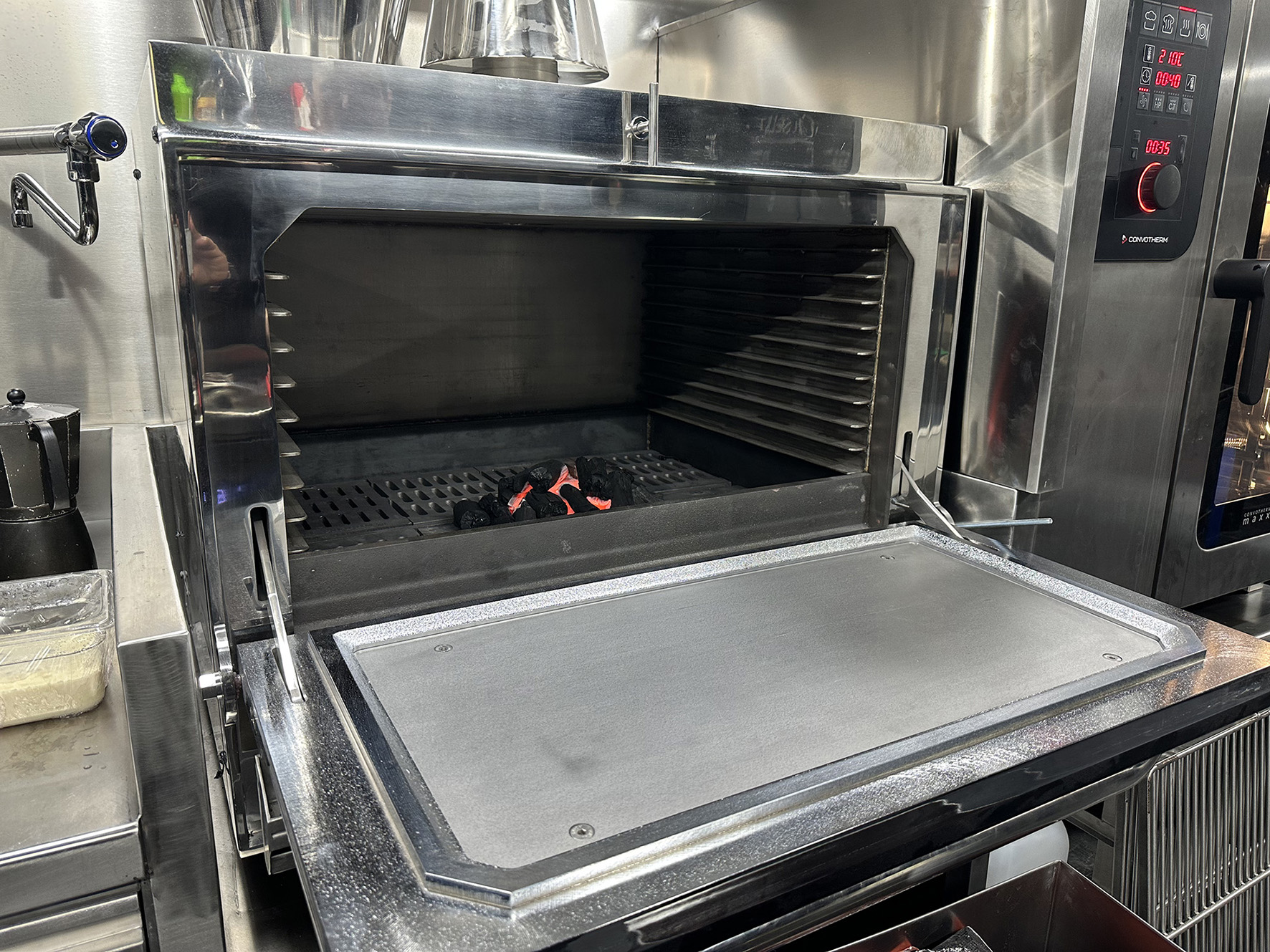 FABRICANTES DE COCINAS INDUSTRIALES PROFESIONALES PARA HOSTELERÍA HORECA PROYECTOS INTEGRALES DE SALAS DE COCINAS PARA RESTAURANTES HOTELES BARES BUFFETS. INSTALADORES MONTADORES DE MAQUINARIO Y MOBILIARIO EN ACERO INOX A MEDIDA PERSONALIZADOS PROYECTOS INTEGRALES DE SALAS DE COCINAS INDUSTRIALES PROFESIONALES CON SISTEMA MONOBLOCK PARA HOSTELERIA HORECA RESTAURANTES BARES HOTELES COMEDORES Y TAMBIÉN PARA PARTICULARES HOGARES CHALETS CASAS. FABRICA COCINAS GAMA ALTA PREMIUM LUJO EN MADRID (CONSÚLTENOS). FABRICACIÓN A MEDIDA DE COCINAS MONOBLOCK INDUSTRIALES PROFESIONALES CON MOBILIARIO Y MAQUINARIA EN ACERO INOXIDABLE. FABRICANTES DE COCINAS PARA HOSTELERIA HORECA HOTELES RESTAURANTES BARES TERRAZAS. PROYECTOS Y REFORMAS PARA HOSTELERÍA. COCINAS MODULARES HOSTELERÍA. En Aceroinnova realizamos el diseño, fabricación e integración de todos de tipo de módulos para la integración en cocinas modulares profesionales industriales para hoteles restaurantes bares pubs comedores buffets etc. Ademas, diseñamos fabricamos y montamos todo tipo de mobiliario, maquinaria y accesorios que también pueden ser integrados en su sala de cocina profesional. Nuestra cocinas son profesionales, personalizadas a sus necesidades. Además disponemos de módulos con todo tipo de fueros, planchas, freidoras, hornos o módulos de cocción, que podremos unir a su cocina para establecer áreas de cocinado perfectamente ordenadas en islas adaptadas a cada negocio o empresa hostelera. Consulte su presupuesto y precios especiales. Realizamos islas en acero inoxidable inox donde podrá tener integrado todos los elementos de su cocina. Somo profesionales y número 1 en cocinas monoblock en toda España. Aceroinnova también está especializada en proyectos integrales para hosteleria, restaurante, hoteles, comedores público o privados de empresas, pero también dispone de una área para hogares particulares que buscan proyectos realmente novedosos y con materiales de alta calidad, ya sea para la maquinaria, cocinas, electrodomésticos profesionales e implementando soluciones novedosas y de calidad para el uso diario de dichas cocinas de hogares en urbanizaciones de lujo premium. #CocinasRestaurantes #CocinasModularesHostelería #CocinasMonoblock #FabricantesCocinasRestaurantes #ProyectosEmpresasHostelería #ProyectosNegociosHoreca #ReformasCocinasRestaurantes #MobiliarioAceroInoxidable #CocinasMonoblock #CocinasLujo #CocinasPremium #FabricanteCocinas #MobiliarioAceroInoxidable #ProyectosIntegralesHosteleria #CocinasProfesionalesMonoblockIndustriales #ReformasRestaurantesMadrid #MobiliarioMaquinariaAceroInoxidableaMedida #MobiliarioCocinasDiseñoInteriorismo #ImplantaciónAsesoramientoPuestaMarchaRestaurantesBares #InteriorismoDiseñoHorecaHosteleriaRestauraciónMadrid #CocinasMonoblock #CocinasMonblocMadrid #FabricantesCocinasModularesMonoblockMadrid #CocinasHoteles #ProyectosCocinasHotelesHostelería Cocinas industriales modulares Módulos para cocinas de restaurantes hoteles comedores colegios universidades empresas Cocinas modulos integrados para cocinas profesionales Módulos cocinas modulares zonas de fuegos plancha freidoras encimeras Cocinas profesionales industriales monoblock a medida personalizadas Sistema monoblock módulos cocinado en islas para integración en cocinas hosteleria Sistema monoblock cocinas restaurantes Sistema monoblock cocinas hoteles Sistema monoblock cocinas cafeterías Sistemas modulares cocinas restaurantes Sistema de módulos para cocinas profesionales industriales Cocinas modulares monoblock de lujo cocinas industriales con sistema monoblocks integrados módulos cocinado Diseño, fabricación y montaje de cocinas modulares monoblock profesionales industriales para hosteleria horeca. Mobiliario y maquinaria en acero inoxidable inox modular con módulos personalizados para salas de cocina de restaurantes hoteles bares cafeterías comedores o buffets. Cocinas a medida con módulos integrados en islas de cocinas para diferentes tipos de fuegos, planchas, freidoras, hornos, cocción, etc. PROYECTOS INTEGRALES HOSTELERIA HORECA EN HOTELES RESTAURANTES BARES PUBS DISCOTECAS COMEDORES BUFFETS DE EMPRESAS UNIVERSIDADES COLEGIOS INSTITUTOS EN ESPAÑA Y PORTUGAL. Aceroinnova realiza proyectos integrales para negocios empresas de hosteleria, ya sean hoteles, restaurantes, bares, discotecas, pubs, comedores para empresas colegios institutos universidades, etc. Disponemos de fabrica propia donde desarrollar a medida, según los diseños aceptados por el cliente, todo el mobiliario maquinaria accesorios de su negocio, sea cual sea el material deseado o propuesto por nuestro departamento de diseño e interiorismo de nuestra fábrica que puede incluir, si el cliente lo desea, infografías 3D tres dimensiones o tour virtuales para poder conocer como será su negocio cuando acaben nuestros instaladores. Realizamos proyectos en toda España y Portugal y montamos instalamos con nuestros equipos de montadores especializados. Además, realizamos proyectos a particulares que necesitan llevar a cabo proyectos de calidad en sus casas, pues ya hemos trabajado en la principales urbanizaciones de lujo de Madrid y de otras comunidades. FABRICACIÓN A MEDIDA DE COCINAS MONOBLOCK INDUSTRIALES PROFESIONALES CON MOBILIARIO Y MAQUINARIA EN ACERO INOXIDABLE. FABRICANTES DE COCINAS PARA HOSTELERIA HORECA HOTELES RESTAURANTES BARES TERRAZAS. PROYECTOS Y REFORMAS PARA HOSTELERÍA. #CocinasComedoresPúblicos #CocinasComedoresEmpresas #FabricantesCocinasMonoblockIndustriales #CocinasRestaurantes #CocinasModularesHostelería #CocinasMonoblock #FabricantesCocinasRestaurantes #ProyectosEmpresasHostelería #ProyectosNegociosHoreca #ReformasCocinasRestaurantes #MobiliarioAceroInoxidable #CocinasMonoblock #CocinasLujo #CocinasPremium #FabricanteCocinas #MobiliarioAceroInoxidable #ProyectosIntegralesHosteleria #CocinasProfesionalesMonoblockIndustriales #ReformasRestaurantesMadrid #MobiliarioMaquinariaAceroInoxidableaMedida #MobiliarioCocinasDiseñoInteriorismo #ImplantaciónAsesoramientoPuestaMarchaRestaurantesBares #InteriorismoDiseñoHorecaHosteleriaRestauraciónMadrid #CocinasMonoblock #CocinasMonblocMadrid #FabricantesCocinasModularesMonoblockMadrid #CocinasHoteles #ProyectosCocinasHotelesHostelería Módulos para cocinas monoblock de restaurantes hoteles comedores colegios universidades empresas Cocinas modulos integrados para cocinas profesionales Módulos cocinas modulares zonas de fuegos plancha freidoras encimeras Cocinas profesionales industriales monoblock a medida personalizadas Sistema monoblock módulos cocinado en islas para integración en cocinas hosteleria Sistema monoblock cocinas restaurantes Sistema monoblock cocinas hoteles Sistema monoblock cocinas comedores públicos y privados de empresas. Sistema monoblock cocinas cafeterías Sistemas modulares cocinas restaurantes Sistema de módulos para cocinas profesionales industriales Cocinas modulares monoblock de lujo Cocinas industriales con sistema monoblocks integrados módulos cocinado Hemos realizado trabajos para hoteles y restaurantes en las principales Comunidades Autónomas, provincias y ciudades españolas como Madrid, Barcelona, Valencia, Castellón, Alicante, Zaragoza, Toledo, Avila, Salamanca, Leon, Zamora, Teruel, Soria, Caceres, Badajoz, Malaga, Almería, Sevilla, Córdoba, Granada, Huelva, Cádiz, Jaén, Ciudad Real, Cuenca, Segovia, Murcia, Albacete, Almería, Burgos, Pamplona, Bilbao, San Sebastián, Vitoria, Palencia, Lugo, Orense, Pontevedra, La Coruña, Santander, Oviedo, Huesca, Gerona, Tarragona, Lerida, Tarragona, Girona, Lleida, Guipuzcoa, Vizcaya, Alava. En consecuencia realizamos y llevamos a cabo proyectos integrales para restaurantes en todas las comunidades autónomas, como son la Comunidad de Madrid, Comunidad Valenciana, Cataluña, Región de Murcia, Andalucía, Extremadura, Castilla León, Castilla la Mancha, Aragón, País Vasco, Navarra, La Rioja, Asturias, Cantabria, Galicia, Baleares (Ibiza, Mallorca y Menorca), Canarias (Gran Canaria, Fuerteventura, Lanzarote, Tenerife, La Palma, La Gomera y el El Hierro), Ceuta y Melilla. Consúltenos. Diseñamos todo tipo de mobiliario para comedores de hoteles, cocinas, buffets, parrillas, vajillas, maquinaria a medida y accesorios para hostelería restauración, pues en Aceroinnova fabricamos y personalizamos todos nuestros productos.
