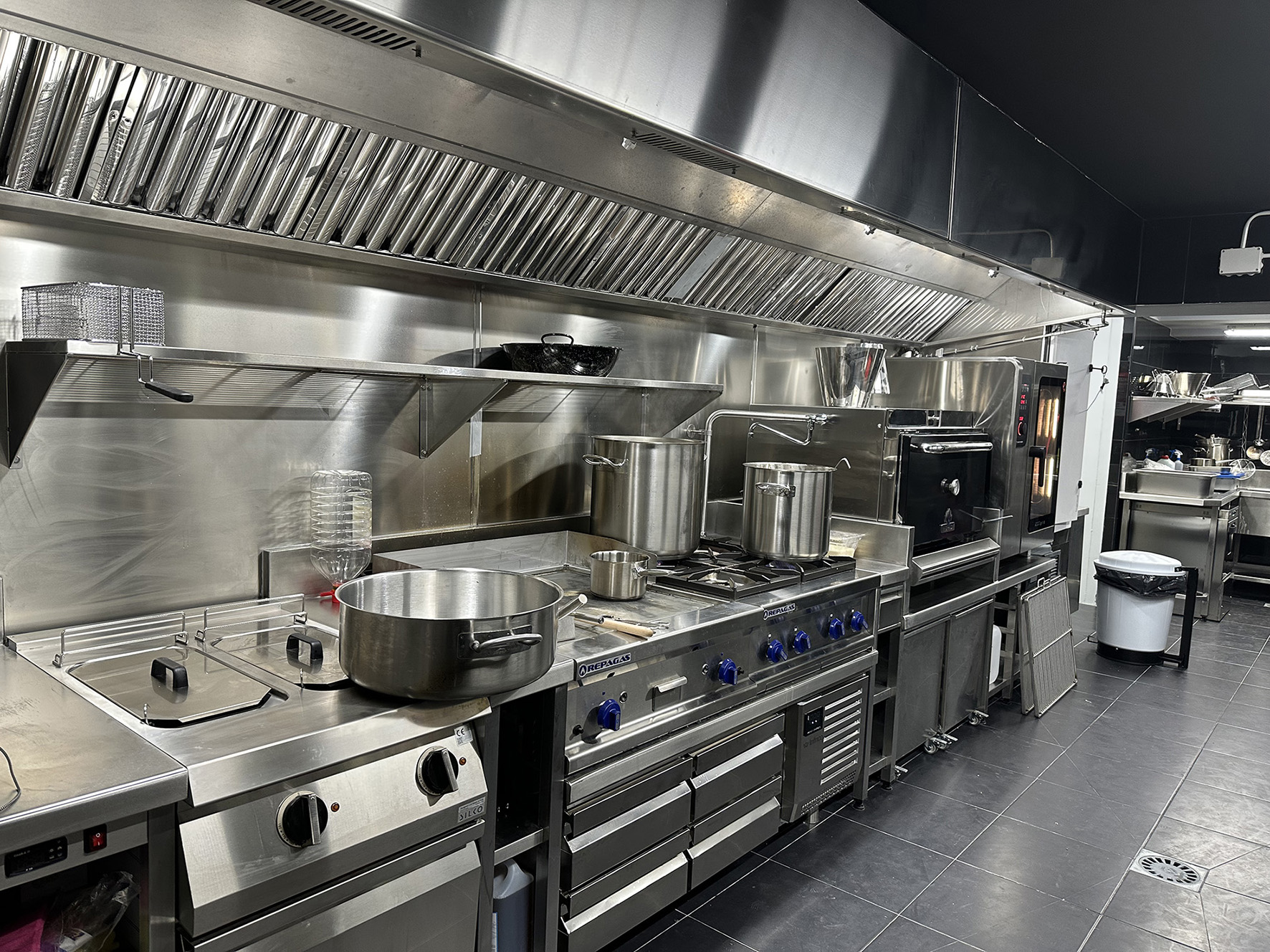 FABRICANTES DE COCINAS INDUSTRIALES PROFESIONALES PARA HOSTELERÍA HORECA PROYECTOS INTEGRALES DE SALAS DE COCINAS PARA RESTAURANTES HOTELES BARES BUFFETS. INSTALADORES MONTADORES DE MAQUINARIO Y MOBILIARIO EN ACERO INOX A MEDIDA PERSONALIZADOS PROYECTOS INTEGRALES DE SALAS DE COCINAS INDUSTRIALES PROFESIONALES CON SISTEMA MONOBLOCK PARA HOSTELERIA HORECA RESTAURANTES BARES HOTELES COMEDORES Y TAMBIÉN PARA PARTICULARES HOGARES CHALETS CASAS. FABRICA COCINAS GAMA ALTA PREMIUM LUJO EN MADRID (CONSÚLTENOS). FABRICACIÓN A MEDIDA DE COCINAS MONOBLOCK INDUSTRIALES PROFESIONALES CON MOBILIARIO Y MAQUINARIA EN ACERO INOXIDABLE. FABRICANTES DE COCINAS PARA HOSTELERIA HORECA HOTELES RESTAURANTES BARES TERRAZAS. PROYECTOS Y REFORMAS PARA HOSTELERÍA. COCINAS MODULARES HOSTELERÍA. En Aceroinnova realizamos el diseño, fabricación e integración de todos de tipo de módulos para la integración en cocinas modulares profesionales industriales para hoteles restaurantes bares pubs comedores buffets etc. Ademas, diseñamos fabricamos y montamos todo tipo de mobiliario, maquinaria y accesorios que también pueden ser integrados en su sala de cocina profesional. Nuestra cocinas son profesionales, personalizadas a sus necesidades. Además disponemos de módulos con todo tipo de fueros, planchas, freidoras, hornos o módulos de cocción, que podremos unir a su cocina para establecer áreas de cocinado perfectamente ordenadas en islas adaptadas a cada negocio o empresa hostelera. Consulte su presupuesto y precios especiales. Realizamos islas en acero inoxidable inox donde podrá tener integrado todos los elementos de su cocina. Somo profesionales y número 1 en cocinas monoblock en toda España. Aceroinnova también está especializada en proyectos integrales para hosteleria, restaurante, hoteles, comedores público o privados de empresas, pero también dispone de una área para hogares particulares que buscan proyectos realmente novedosos y con materiales de alta calidad, ya sea para la maquinaria, cocinas, electrodomésticos profesionales e implementando soluciones novedosas y de calidad para el uso diario de dichas cocinas de hogares en urbanizaciones de lujo premium. #CocinasRestaurantes #CocinasModularesHostelería #CocinasMonoblock #FabricantesCocinasRestaurantes #ProyectosEmpresasHostelería #ProyectosNegociosHoreca #ReformasCocinasRestaurantes #MobiliarioAceroInoxidable #CocinasMonoblock #CocinasLujo #CocinasPremium #FabricanteCocinas #MobiliarioAceroInoxidable #ProyectosIntegralesHosteleria #CocinasProfesionalesMonoblockIndustriales #ReformasRestaurantesMadrid #MobiliarioMaquinariaAceroInoxidableaMedida #MobiliarioCocinasDiseñoInteriorismo #ImplantaciónAsesoramientoPuestaMarchaRestaurantesBares #InteriorismoDiseñoHorecaHosteleriaRestauraciónMadrid #CocinasMonoblock #CocinasMonblocMadrid #FabricantesCocinasModularesMonoblockMadrid #CocinasHoteles #ProyectosCocinasHotelesHostelería Cocinas industriales modulares Módulos para cocinas de restaurantes hoteles comedores colegios universidades empresas Cocinas modulos integrados para cocinas profesionales Módulos cocinas modulares zonas de fuegos plancha freidoras encimeras Cocinas profesionales industriales monoblock a medida personalizadas Sistema monoblock módulos cocinado en islas para integración en cocinas hosteleria Sistema monoblock cocinas restaurantes Sistema monoblock cocinas hoteles Sistema monoblock cocinas cafeterías Sistemas modulares cocinas restaurantes Sistema de módulos para cocinas profesionales industriales Cocinas modulares monoblock de lujo cocinas industriales con sistema monoblocks integrados módulos cocinado Diseño, fabricación y montaje de cocinas modulares monoblock profesionales industriales para hosteleria horeca. Mobiliario y maquinaria en acero inoxidable inox modular con módulos personalizados para salas de cocina de restaurantes hoteles bares cafeterías comedores o buffets. Cocinas a medida con módulos integrados en islas de cocinas para diferentes tipos de fuegos, planchas, freidoras, hornos, cocción, etc. PROYECTOS INTEGRALES HOSTELERIA HORECA EN HOTELES RESTAURANTES BARES PUBS DISCOTECAS COMEDORES BUFFETS DE EMPRESAS UNIVERSIDADES COLEGIOS INSTITUTOS EN ESPAÑA Y PORTUGAL. Aceroinnova realiza proyectos integrales para negocios empresas de hosteleria, ya sean hoteles, restaurantes, bares, discotecas, pubs, comedores para empresas colegios institutos universidades, etc. Disponemos de fabrica propia donde desarrollar a medida, según los diseños aceptados por el cliente, todo el mobiliario maquinaria accesorios de su negocio, sea cual sea el material deseado o propuesto por nuestro departamento de diseño e interiorismo de nuestra fábrica que puede incluir, si el cliente lo desea, infografías 3D tres dimensiones o tour virtuales para poder conocer como será su negocio cuando acaben nuestros instaladores. Realizamos proyectos en toda España y Portugal y montamos instalamos con nuestros equipos de montadores especializados. Además, realizamos proyectos a particulares que necesitan llevar a cabo proyectos de calidad en sus casas, pues ya hemos trabajado en la principales urbanizaciones de lujo de Madrid y de otras comunidades. FABRICACIÓN A MEDIDA DE COCINAS MONOBLOCK INDUSTRIALES PROFESIONALES CON MOBILIARIO Y MAQUINARIA EN ACERO INOXIDABLE. FABRICANTES DE COCINAS PARA HOSTELERIA HORECA HOTELES RESTAURANTES BARES TERRAZAS. PROYECTOS Y REFORMAS PARA HOSTELERÍA. #CocinasComedoresPúblicos #CocinasComedoresEmpresas #FabricantesCocinasMonoblockIndustriales #CocinasRestaurantes #CocinasModularesHostelería #CocinasMonoblock #FabricantesCocinasRestaurantes #ProyectosEmpresasHostelería #ProyectosNegociosHoreca #ReformasCocinasRestaurantes #MobiliarioAceroInoxidable #CocinasMonoblock #CocinasLujo #CocinasPremium #FabricanteCocinas #MobiliarioAceroInoxidable #ProyectosIntegralesHosteleria #CocinasProfesionalesMonoblockIndustriales #ReformasRestaurantesMadrid #MobiliarioMaquinariaAceroInoxidableaMedida #MobiliarioCocinasDiseñoInteriorismo #ImplantaciónAsesoramientoPuestaMarchaRestaurantesBares #InteriorismoDiseñoHorecaHosteleriaRestauraciónMadrid #CocinasMonoblock #CocinasMonblocMadrid #FabricantesCocinasModularesMonoblockMadrid #CocinasHoteles #ProyectosCocinasHotelesHostelería Módulos para cocinas monoblock de restaurantes hoteles comedores colegios universidades empresas Cocinas modulos integrados para cocinas profesionales Módulos cocinas modulares zonas de fuegos plancha freidoras encimeras Cocinas profesionales industriales monoblock a medida personalizadas Sistema monoblock módulos cocinado en islas para integración en cocinas hosteleria Sistema monoblock cocinas restaurantes Sistema monoblock cocinas hoteles Sistema monoblock cocinas comedores públicos y privados de empresas. Sistema monoblock cocinas cafeterías Sistemas modulares cocinas restaurantes Sistema de módulos para cocinas profesionales industriales Cocinas modulares monoblock de lujo Cocinas industriales con sistema monoblocks integrados módulos cocinado Hemos realizado trabajos para hoteles y restaurantes en las principales Comunidades Autónomas, provincias y ciudades españolas como Madrid, Barcelona, Valencia, Castellón, Alicante, Zaragoza, Toledo, Avila, Salamanca, Leon, Zamora, Teruel, Soria, Caceres, Badajoz, Malaga, Almería, Sevilla, Córdoba, Granada, Huelva, Cádiz, Jaén, Ciudad Real, Cuenca, Segovia, Murcia, Albacete, Almería, Burgos, Pamplona, Bilbao, San Sebastián, Vitoria, Palencia, Lugo, Orense, Pontevedra, La Coruña, Santander, Oviedo, Huesca, Gerona, Tarragona, Lerida, Tarragona, Girona, Lleida, Guipuzcoa, Vizcaya, Alava. En consecuencia realizamos y llevamos a cabo proyectos integrales para restaurantes en todas las comunidades autónomas, como son la Comunidad de Madrid, Comunidad Valenciana, Cataluña, Región de Murcia, Andalucía, Extremadura, Castilla León, Castilla la Mancha, Aragón, País Vasco, Navarra, La Rioja, Asturias, Cantabria, Galicia, Baleares (Ibiza, Mallorca y Menorca), Canarias (Gran Canaria, Fuerteventura, Lanzarote, Tenerife, La Palma, La Gomera y el El Hierro), Ceuta y Melilla. Consúltenos. Diseñamos todo tipo de mobiliario para comedores de hoteles, cocinas, buffets, parrillas, vajillas, maquinaria a medida y accesorios para hostelería restauración, pues en Aceroinnova fabricamos y personalizamos todos nuestros productos.