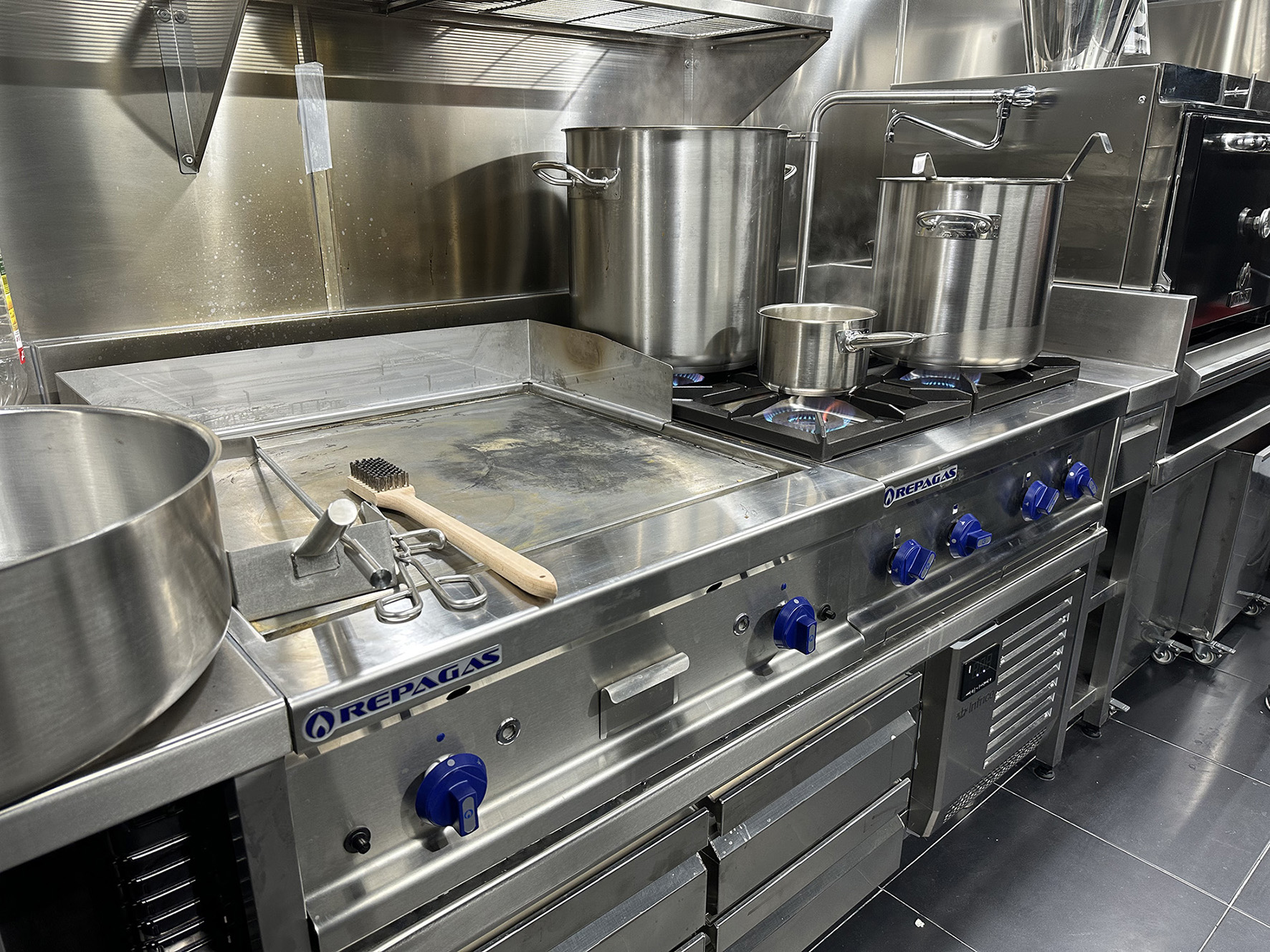 FABRICANTES DE COCINAS INDUSTRIALES PROFESIONALES PARA HOSTELERÍA HORECA PROYECTOS INTEGRALES DE SALAS DE COCINAS PARA RESTAURANTES HOTELES BARES BUFFETS. INSTALADORES MONTADORES DE MAQUINARIO Y MOBILIARIO EN ACERO INOX A MEDIDA PERSONALIZADOS PROYECTOS INTEGRALES DE SALAS DE COCINAS INDUSTRIALES PROFESIONALES CON SISTEMA MONOBLOCK PARA HOSTELERIA HORECA RESTAURANTES BARES HOTELES COMEDORES Y TAMBIÉN PARA PARTICULARES HOGARES CHALETS CASAS. FABRICA COCINAS GAMA ALTA PREMIUM LUJO EN MADRID (CONSÚLTENOS). FABRICACIÓN A MEDIDA DE COCINAS MONOBLOCK INDUSTRIALES PROFESIONALES CON MOBILIARIO Y MAQUINARIA EN ACERO INOXIDABLE. FABRICANTES DE COCINAS PARA HOSTELERIA HORECA HOTELES RESTAURANTES BARES TERRAZAS. PROYECTOS Y REFORMAS PARA HOSTELERÍA. COCINAS MODULARES HOSTELERÍA. En Aceroinnova realizamos el diseño, fabricación e integración de todos de tipo de módulos para la integración en cocinas modulares profesionales industriales para hoteles restaurantes bares pubs comedores buffets etc. Ademas, diseñamos fabricamos y montamos todo tipo de mobiliario, maquinaria y accesorios que también pueden ser integrados en su sala de cocina profesional. Nuestra cocinas son profesionales, personalizadas a sus necesidades. Además disponemos de módulos con todo tipo de fueros, planchas, freidoras, hornos o módulos de cocción, que podremos unir a su cocina para establecer áreas de cocinado perfectamente ordenadas en islas adaptadas a cada negocio o empresa hostelera. Consulte su presupuesto y precios especiales. Realizamos islas en acero inoxidable inox donde podrá tener integrado todos los elementos de su cocina. Somo profesionales y número 1 en cocinas monoblock en toda España. Aceroinnova también está especializada en proyectos integrales para hosteleria, restaurante, hoteles, comedores público o privados de empresas, pero también dispone de una área para hogares particulares que buscan proyectos realmente novedosos y con materiales de alta calidad, ya sea para la maquinaria, cocinas, electrodomésticos profesionales e implementando soluciones novedosas y de calidad para el uso diario de dichas cocinas de hogares en urbanizaciones de lujo premium. #CocinasRestaurantes #CocinasModularesHostelería #CocinasMonoblock #FabricantesCocinasRestaurantes #ProyectosEmpresasHostelería #ProyectosNegociosHoreca #ReformasCocinasRestaurantes #MobiliarioAceroInoxidable #CocinasMonoblock #CocinasLujo #CocinasPremium #FabricanteCocinas #MobiliarioAceroInoxidable #ProyectosIntegralesHosteleria #CocinasProfesionalesMonoblockIndustriales #ReformasRestaurantesMadrid #MobiliarioMaquinariaAceroInoxidableaMedida #MobiliarioCocinasDiseñoInteriorismo #ImplantaciónAsesoramientoPuestaMarchaRestaurantesBares #InteriorismoDiseñoHorecaHosteleriaRestauraciónMadrid #CocinasMonoblock #CocinasMonblocMadrid #FabricantesCocinasModularesMonoblockMadrid #CocinasHoteles #ProyectosCocinasHotelesHostelería Cocinas industriales modulares Módulos para cocinas de restaurantes hoteles comedores colegios universidades empresas Cocinas modulos integrados para cocinas profesionales Módulos cocinas modulares zonas de fuegos plancha freidoras encimeras Cocinas profesionales industriales monoblock a medida personalizadas Sistema monoblock módulos cocinado en islas para integración en cocinas hosteleria Sistema monoblock cocinas restaurantes Sistema monoblock cocinas hoteles Sistema monoblock cocinas cafeterías Sistemas modulares cocinas restaurantes Sistema de módulos para cocinas profesionales industriales Cocinas modulares monoblock de lujo cocinas industriales con sistema monoblocks integrados módulos cocinado Diseño, fabricación y montaje de cocinas modulares monoblock profesionales industriales para hosteleria horeca. Mobiliario y maquinaria en acero inoxidable inox modular con módulos personalizados para salas de cocina de restaurantes hoteles bares cafeterías comedores o buffets. Cocinas a medida con módulos integrados en islas de cocinas para diferentes tipos de fuegos, planchas, freidoras, hornos, cocción, etc. PROYECTOS INTEGRALES HOSTELERIA HORECA EN HOTELES RESTAURANTES BARES PUBS DISCOTECAS COMEDORES BUFFETS DE EMPRESAS UNIVERSIDADES COLEGIOS INSTITUTOS EN ESPAÑA Y PORTUGAL. Aceroinnova realiza proyectos integrales para negocios empresas de hosteleria, ya sean hoteles, restaurantes, bares, discotecas, pubs, comedores para empresas colegios institutos universidades, etc. Disponemos de fabrica propia donde desarrollar a medida, según los diseños aceptados por el cliente, todo el mobiliario maquinaria accesorios de su negocio, sea cual sea el material deseado o propuesto por nuestro departamento de diseño e interiorismo de nuestra fábrica que puede incluir, si el cliente lo desea, infografías 3D tres dimensiones o tour virtuales para poder conocer como será su negocio cuando acaben nuestros instaladores. Realizamos proyectos en toda España y Portugal y montamos instalamos con nuestros equipos de montadores especializados. Además, realizamos proyectos a particulares que necesitan llevar a cabo proyectos de calidad en sus casas, pues ya hemos trabajado en la principales urbanizaciones de lujo de Madrid y de otras comunidades. FABRICACIÓN A MEDIDA DE COCINAS MONOBLOCK INDUSTRIALES PROFESIONALES CON MOBILIARIO Y MAQUINARIA EN ACERO INOXIDABLE. FABRICANTES DE COCINAS PARA HOSTELERIA HORECA HOTELES RESTAURANTES BARES TERRAZAS. PROYECTOS Y REFORMAS PARA HOSTELERÍA. #CocinasComedoresPúblicos #CocinasComedoresEmpresas #FabricantesCocinasMonoblockIndustriales #CocinasRestaurantes #CocinasModularesHostelería #CocinasMonoblock #FabricantesCocinasRestaurantes #ProyectosEmpresasHostelería #ProyectosNegociosHoreca #ReformasCocinasRestaurantes #MobiliarioAceroInoxidable #CocinasMonoblock #CocinasLujo #CocinasPremium #FabricanteCocinas #MobiliarioAceroInoxidable #ProyectosIntegralesHosteleria #CocinasProfesionalesMonoblockIndustriales #ReformasRestaurantesMadrid #MobiliarioMaquinariaAceroInoxidableaMedida #MobiliarioCocinasDiseñoInteriorismo #ImplantaciónAsesoramientoPuestaMarchaRestaurantesBares #InteriorismoDiseñoHorecaHosteleriaRestauraciónMadrid #CocinasMonoblock #CocinasMonblocMadrid #FabricantesCocinasModularesMonoblockMadrid #CocinasHoteles #ProyectosCocinasHotelesHostelería Módulos para cocinas monoblock de restaurantes hoteles comedores colegios universidades empresas Cocinas modulos integrados para cocinas profesionales Módulos cocinas modulares zonas de fuegos plancha freidoras encimeras Cocinas profesionales industriales monoblock a medida personalizadas Sistema monoblock módulos cocinado en islas para integración en cocinas hosteleria Sistema monoblock cocinas restaurantes Sistema monoblock cocinas hoteles Sistema monoblock cocinas comedores públicos y privados de empresas. Sistema monoblock cocinas cafeterías Sistemas modulares cocinas restaurantes Sistema de módulos para cocinas profesionales industriales Cocinas modulares monoblock de lujo Cocinas industriales con sistema monoblocks integrados módulos cocinado Hemos realizado trabajos para hoteles y restaurantes en las principales Comunidades Autónomas, provincias y ciudades españolas como Madrid, Barcelona, Valencia, Castellón, Alicante, Zaragoza, Toledo, Avila, Salamanca, Leon, Zamora, Teruel, Soria, Caceres, Badajoz, Malaga, Almería, Sevilla, Córdoba, Granada, Huelva, Cádiz, Jaén, Ciudad Real, Cuenca, Segovia, Murcia, Albacete, Almería, Burgos, Pamplona, Bilbao, San Sebastián, Vitoria, Palencia, Lugo, Orense, Pontevedra, La Coruña, Santander, Oviedo, Huesca, Gerona, Tarragona, Lerida, Tarragona, Girona, Lleida, Guipuzcoa, Vizcaya, Alava. En consecuencia realizamos y llevamos a cabo proyectos integrales para restaurantes en todas las comunidades autónomas, como son la Comunidad de Madrid, Comunidad Valenciana, Cataluña, Región de Murcia, Andalucía, Extremadura, Castilla León, Castilla la Mancha, Aragón, País Vasco, Navarra, La Rioja, Asturias, Cantabria, Galicia, Baleares (Ibiza, Mallorca y Menorca), Canarias (Gran Canaria, Fuerteventura, Lanzarote, Tenerife, La Palma, La Gomera y el El Hierro), Ceuta y Melilla. Consúltenos. Diseñamos todo tipo de mobiliario para comedores de hoteles, cocinas, buffets, parrillas, vajillas, maquinaria a medida y accesorios para hostelería restauración, pues en Aceroinnova fabricamos y personalizamos todos nuestros productos.