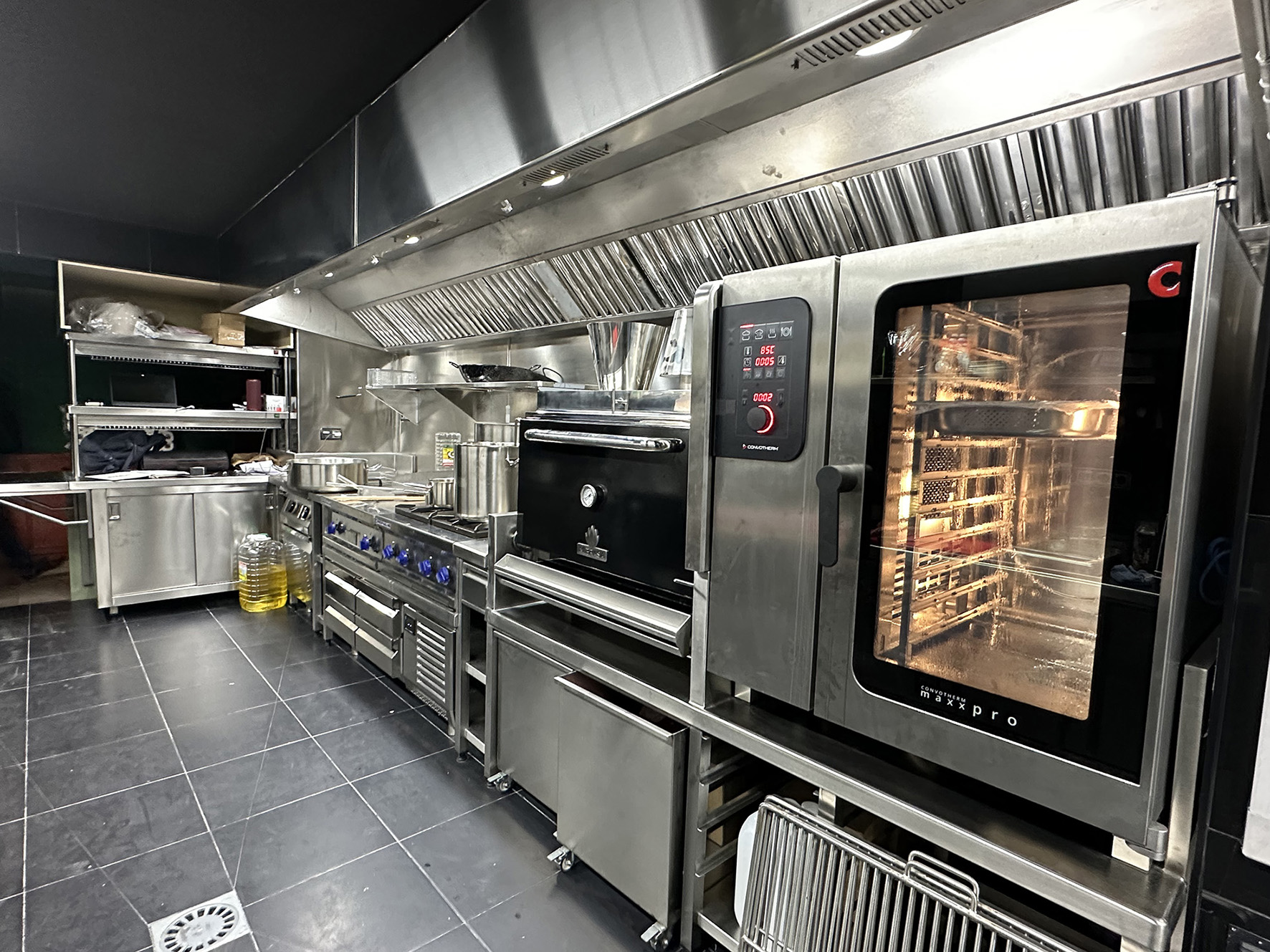 FABRICANTES DE COCINAS INDUSTRIALES PROFESIONALES PARA HOSTELERÍA HORECA PROYECTOS INTEGRALES DE SALAS DE COCINAS PARA RESTAURANTES HOTELES BARES BUFFETS. INSTALADORES MONTADORES DE MAQUINARIO Y MOBILIARIO EN ACERO INOX A MEDIDA PERSONALIZADOS PROYECTOS INTEGRALES DE SALAS DE COCINAS INDUSTRIALES PROFESIONALES CON SISTEMA MONOBLOCK PARA HOSTELERIA HORECA RESTAURANTES BARES HOTELES COMEDORES Y TAMBIÉN PARA PARTICULARES HOGARES CHALETS CASAS. FABRICA COCINAS GAMA ALTA PREMIUM LUJO EN MADRID (CONSÚLTENOS). FABRICACIÓN A MEDIDA DE COCINAS MONOBLOCK INDUSTRIALES PROFESIONALES CON MOBILIARIO Y MAQUINARIA EN ACERO INOXIDABLE. FABRICANTES DE COCINAS PARA HOSTELERIA HORECA HOTELES RESTAURANTES BARES TERRAZAS. PROYECTOS Y REFORMAS PARA HOSTELERÍA. COCINAS MODULARES HOSTELERÍA. En Aceroinnova realizamos el diseño, fabricación e integración de todos de tipo de módulos para la integración en cocinas modulares profesionales industriales para hoteles restaurantes bares pubs comedores buffets etc. Ademas, diseñamos fabricamos y montamos todo tipo de mobiliario, maquinaria y accesorios que también pueden ser integrados en su sala de cocina profesional. Nuestra cocinas son profesionales, personalizadas a sus necesidades. Además disponemos de módulos con todo tipo de fueros, planchas, freidoras, hornos o módulos de cocción, que podremos unir a su cocina para establecer áreas de cocinado perfectamente ordenadas en islas adaptadas a cada negocio o empresa hostelera. Consulte su presupuesto y precios especiales. Realizamos islas en acero inoxidable inox donde podrá tener integrado todos los elementos de su cocina. Somo profesionales y número 1 en cocinas monoblock en toda España. Aceroinnova también está especializada en proyectos integrales para hosteleria, restaurante, hoteles, comedores público o privados de empresas, pero también dispone de una área para hogares particulares que buscan proyectos realmente novedosos y con materiales de alta calidad, ya sea para la maquinaria, cocinas, electrodomésticos profesionales e implementando soluciones novedosas y de calidad para el uso diario de dichas cocinas de hogares en urbanizaciones de lujo premium. #CocinasRestaurantes #CocinasModularesHostelería #CocinasMonoblock #FabricantesCocinasRestaurantes #ProyectosEmpresasHostelería #ProyectosNegociosHoreca #ReformasCocinasRestaurantes #MobiliarioAceroInoxidable #CocinasMonoblock #CocinasLujo #CocinasPremium #FabricanteCocinas #MobiliarioAceroInoxidable #ProyectosIntegralesHosteleria #CocinasProfesionalesMonoblockIndustriales #ReformasRestaurantesMadrid #MobiliarioMaquinariaAceroInoxidableaMedida #MobiliarioCocinasDiseñoInteriorismo #ImplantaciónAsesoramientoPuestaMarchaRestaurantesBares #InteriorismoDiseñoHorecaHosteleriaRestauraciónMadrid #CocinasMonoblock #CocinasMonblocMadrid #FabricantesCocinasModularesMonoblockMadrid #CocinasHoteles #ProyectosCocinasHotelesHostelería Cocinas industriales modulares Módulos para cocinas de restaurantes hoteles comedores colegios universidades empresas Cocinas modulos integrados para cocinas profesionales Módulos cocinas modulares zonas de fuegos plancha freidoras encimeras Cocinas profesionales industriales monoblock a medida personalizadas Sistema monoblock módulos cocinado en islas para integración en cocinas hosteleria Sistema monoblock cocinas restaurantes Sistema monoblock cocinas hoteles Sistema monoblock cocinas cafeterías Sistemas modulares cocinas restaurantes Sistema de módulos para cocinas profesionales industriales Cocinas modulares monoblock de lujo cocinas industriales con sistema monoblocks integrados módulos cocinado Diseño, fabricación y montaje de cocinas modulares monoblock profesionales industriales para hosteleria horeca. Mobiliario y maquinaria en acero inoxidable inox modular con módulos personalizados para salas de cocina de restaurantes hoteles bares cafeterías comedores o buffets. Cocinas a medida con módulos integrados en islas de cocinas para diferentes tipos de fuegos, planchas, freidoras, hornos, cocción, etc. PROYECTOS INTEGRALES HOSTELERIA HORECA EN HOTELES RESTAURANTES BARES PUBS DISCOTECAS COMEDORES BUFFETS DE EMPRESAS UNIVERSIDADES COLEGIOS INSTITUTOS EN ESPAÑA Y PORTUGAL. Aceroinnova realiza proyectos integrales para negocios empresas de hosteleria, ya sean hoteles, restaurantes, bares, discotecas, pubs, comedores para empresas colegios institutos universidades, etc. Disponemos de fabrica propia donde desarrollar a medida, según los diseños aceptados por el cliente, todo el mobiliario maquinaria accesorios de su negocio, sea cual sea el material deseado o propuesto por nuestro departamento de diseño e interiorismo de nuestra fábrica que puede incluir, si el cliente lo desea, infografías 3D tres dimensiones o tour virtuales para poder conocer como será su negocio cuando acaben nuestros instaladores. Realizamos proyectos en toda España y Portugal y montamos instalamos con nuestros equipos de montadores especializados. Además, realizamos proyectos a particulares que necesitan llevar a cabo proyectos de calidad en sus casas, pues ya hemos trabajado en la principales urbanizaciones de lujo de Madrid y de otras comunidades. FABRICACIÓN A MEDIDA DE COCINAS MONOBLOCK INDUSTRIALES PROFESIONALES CON MOBILIARIO Y MAQUINARIA EN ACERO INOXIDABLE. FABRICANTES DE COCINAS PARA HOSTELERIA HORECA HOTELES RESTAURANTES BARES TERRAZAS. PROYECTOS Y REFORMAS PARA HOSTELERÍA. #CocinasComedoresPúblicos #CocinasComedoresEmpresas #FabricantesCocinasMonoblockIndustriales #CocinasRestaurantes #CocinasModularesHostelería #CocinasMonoblock #FabricantesCocinasRestaurantes #ProyectosEmpresasHostelería #ProyectosNegociosHoreca #ReformasCocinasRestaurantes #MobiliarioAceroInoxidable #CocinasMonoblock #CocinasLujo #CocinasPremium #FabricanteCocinas #MobiliarioAceroInoxidable #ProyectosIntegralesHosteleria #CocinasProfesionalesMonoblockIndustriales #ReformasRestaurantesMadrid #MobiliarioMaquinariaAceroInoxidableaMedida #MobiliarioCocinasDiseñoInteriorismo #ImplantaciónAsesoramientoPuestaMarchaRestaurantesBares #InteriorismoDiseñoHorecaHosteleriaRestauraciónMadrid #CocinasMonoblock #CocinasMonblocMadrid #FabricantesCocinasModularesMonoblockMadrid #CocinasHoteles #ProyectosCocinasHotelesHostelería Módulos para cocinas monoblock de restaurantes hoteles comedores colegios universidades empresas Cocinas modulos integrados para cocinas profesionales Módulos cocinas modulares zonas de fuegos plancha freidoras encimeras Cocinas profesionales industriales monoblock a medida personalizadas Sistema monoblock módulos cocinado en islas para integración en cocinas hosteleria Sistema monoblock cocinas restaurantes Sistema monoblock cocinas hoteles Sistema monoblock cocinas comedores públicos y privados de empresas. Sistema monoblock cocinas cafeterías Sistemas modulares cocinas restaurantes Sistema de módulos para cocinas profesionales industriales Cocinas modulares monoblock de lujo Cocinas industriales con sistema monoblocks integrados módulos cocinado Hemos realizado trabajos para hoteles y restaurantes en las principales Comunidades Autónomas, provincias y ciudades españolas como Madrid, Barcelona, Valencia, Castellón, Alicante, Zaragoza, Toledo, Avila, Salamanca, Leon, Zamora, Teruel, Soria, Caceres, Badajoz, Malaga, Almería, Sevilla, Córdoba, Granada, Huelva, Cádiz, Jaén, Ciudad Real, Cuenca, Segovia, Murcia, Albacete, Almería, Burgos, Pamplona, Bilbao, San Sebastián, Vitoria, Palencia, Lugo, Orense, Pontevedra, La Coruña, Santander, Oviedo, Huesca, Gerona, Tarragona, Lerida, Tarragona, Girona, Lleida, Guipuzcoa, Vizcaya, Alava. En consecuencia realizamos y llevamos a cabo proyectos integrales para restaurantes en todas las comunidades autónomas, como son la Comunidad de Madrid, Comunidad Valenciana, Cataluña, Región de Murcia, Andalucía, Extremadura, Castilla León, Castilla la Mancha, Aragón, País Vasco, Navarra, La Rioja, Asturias, Cantabria, Galicia, Baleares (Ibiza, Mallorca y Menorca), Canarias (Gran Canaria, Fuerteventura, Lanzarote, Tenerife, La Palma, La Gomera y el El Hierro), Ceuta y Melilla. Consúltenos. Diseñamos todo tipo de mobiliario para comedores de hoteles, cocinas, buffets, parrillas, vajillas, maquinaria a medida y accesorios para hostelería restauración, pues en Aceroinnova fabricamos y personalizamos todos nuestros productos.