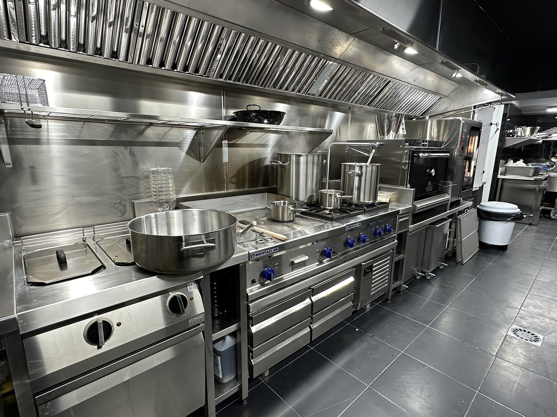 FABRICANTES DE COCINAS INDUSTRIALES PROFESIONALES PARA HOSTELERÍA HORECA PROYECTOS INTEGRALES DE SALAS DE COCINAS PARA RESTAURANTES HOTELES BARES BUFFETS. INSTALADORES MONTADORES DE MAQUINARIO Y MOBILIARIO EN ACERO INOX A MEDIDA PERSONALIZADOS PROYECTOS INTEGRALES DE SALAS DE COCINAS INDUSTRIALES PROFESIONALES CON SISTEMA MONOBLOCK PARA HOSTELERIA HORECA RESTAURANTES BARES HOTELES COMEDORES Y TAMBIÉN PARA PARTICULARES HOGARES CHALETS CASAS. FABRICA COCINAS GAMA ALTA PREMIUM LUJO EN MADRID (CONSÚLTENOS). FABRICACIÓN A MEDIDA DE COCINAS MONOBLOCK INDUSTRIALES PROFESIONALES CON MOBILIARIO Y MAQUINARIA EN ACERO INOXIDABLE. FABRICANTES DE COCINAS PARA HOSTELERIA HORECA HOTELES RESTAURANTES BARES TERRAZAS. PROYECTOS Y REFORMAS PARA HOSTELERÍA. COCINAS MODULARES HOSTELERÍA. En Aceroinnova realizamos el diseño, fabricación e integración de todos de tipo de módulos para la integración en cocinas modulares profesionales industriales para hoteles restaurantes bares pubs comedores buffets etc. Ademas, diseñamos fabricamos y montamos todo tipo de mobiliario, maquinaria y accesorios que también pueden ser integrados en su sala de cocina profesional. Nuestra cocinas son profesionales, personalizadas a sus necesidades. Además disponemos de módulos con todo tipo de fueros, planchas, freidoras, hornos o módulos de cocción, que podremos unir a su cocina para establecer áreas de cocinado perfectamente ordenadas en islas adaptadas a cada negocio o empresa hostelera. Consulte su presupuesto y precios especiales. Realizamos islas en acero inoxidable inox donde podrá tener integrado todos los elementos de su cocina. Somo profesionales y número 1 en cocinas monoblock en toda España. Aceroinnova también está especializada en proyectos integrales para hosteleria, restaurante, hoteles, comedores público o privados de empresas, pero también dispone de una área para hogares particulares que buscan proyectos realmente novedosos y con materiales de alta calidad, ya sea para la maquinaria, cocinas, electrodomésticos profesionales e implementando soluciones novedosas y de calidad para el uso diario de dichas cocinas de hogares en urbanizaciones de lujo premium. #CocinasRestaurantes #CocinasModularesHostelería #CocinasMonoblock #FabricantesCocinasRestaurantes #ProyectosEmpresasHostelería #ProyectosNegociosHoreca #ReformasCocinasRestaurantes #MobiliarioAceroInoxidable #CocinasMonoblock #CocinasLujo #CocinasPremium #FabricanteCocinas #MobiliarioAceroInoxidable #ProyectosIntegralesHosteleria #CocinasProfesionalesMonoblockIndustriales #ReformasRestaurantesMadrid #MobiliarioMaquinariaAceroInoxidableaMedida #MobiliarioCocinasDiseñoInteriorismo #ImplantaciónAsesoramientoPuestaMarchaRestaurantesBares #InteriorismoDiseñoHorecaHosteleriaRestauraciónMadrid #CocinasMonoblock #CocinasMonblocMadrid #FabricantesCocinasModularesMonoblockMadrid #CocinasHoteles #ProyectosCocinasHotelesHostelería Cocinas industriales modulares Módulos para cocinas de restaurantes hoteles comedores colegios universidades empresas Cocinas modulos integrados para cocinas profesionales Módulos cocinas modulares zonas de fuegos plancha freidoras encimeras Cocinas profesionales industriales monoblock a medida personalizadas Sistema monoblock módulos cocinado en islas para integración en cocinas hosteleria Sistema monoblock cocinas restaurantes Sistema monoblock cocinas hoteles Sistema monoblock cocinas cafeterías Sistemas modulares cocinas restaurantes Sistema de módulos para cocinas profesionales industriales Cocinas modulares monoblock de lujo cocinas industriales con sistema monoblocks integrados módulos cocinado Diseño, fabricación y montaje de cocinas modulares monoblock profesionales industriales para hosteleria horeca. Mobiliario y maquinaria en acero inoxidable inox modular con módulos personalizados para salas de cocina de restaurantes hoteles bares cafeterías comedores o buffets. Cocinas a medida con módulos integrados en islas de cocinas para diferentes tipos de fuegos, planchas, freidoras, hornos, cocción, etc. PROYECTOS INTEGRALES HOSTELERIA HORECA EN HOTELES RESTAURANTES BARES PUBS DISCOTECAS COMEDORES BUFFETS DE EMPRESAS UNIVERSIDADES COLEGIOS INSTITUTOS EN ESPAÑA Y PORTUGAL. Aceroinnova realiza proyectos integrales para negocios empresas de hosteleria, ya sean hoteles, restaurantes, bares, discotecas, pubs, comedores para empresas colegios institutos universidades, etc. Disponemos de fabrica propia donde desarrollar a medida, según los diseños aceptados por el cliente, todo el mobiliario maquinaria accesorios de su negocio, sea cual sea el material deseado o propuesto por nuestro departamento de diseño e interiorismo de nuestra fábrica que puede incluir, si el cliente lo desea, infografías 3D tres dimensiones o tour virtuales para poder conocer como será su negocio cuando acaben nuestros instaladores. Realizamos proyectos en toda España y Portugal y montamos instalamos con nuestros equipos de montadores especializados. Además, realizamos proyectos a particulares que necesitan llevar a cabo proyectos de calidad en sus casas, pues ya hemos trabajado en la principales urbanizaciones de lujo de Madrid y de otras comunidades. FABRICACIÓN A MEDIDA DE COCINAS MONOBLOCK INDUSTRIALES PROFESIONALES CON MOBILIARIO Y MAQUINARIA EN ACERO INOXIDABLE. FABRICANTES DE COCINAS PARA HOSTELERIA HORECA HOTELES RESTAURANTES BARES TERRAZAS. PROYECTOS Y REFORMAS PARA HOSTELERÍA. #CocinasComedoresPúblicos #CocinasComedoresEmpresas #FabricantesCocinasMonoblockIndustriales #CocinasRestaurantes #CocinasModularesHostelería #CocinasMonoblock #FabricantesCocinasRestaurantes #ProyectosEmpresasHostelería #ProyectosNegociosHoreca #ReformasCocinasRestaurantes #MobiliarioAceroInoxidable #CocinasMonoblock #CocinasLujo #CocinasPremium #FabricanteCocinas #MobiliarioAceroInoxidable #ProyectosIntegralesHosteleria #CocinasProfesionalesMonoblockIndustriales #ReformasRestaurantesMadrid #MobiliarioMaquinariaAceroInoxidableaMedida #MobiliarioCocinasDiseñoInteriorismo #ImplantaciónAsesoramientoPuestaMarchaRestaurantesBares #InteriorismoDiseñoHorecaHosteleriaRestauraciónMadrid #CocinasMonoblock #CocinasMonblocMadrid #FabricantesCocinasModularesMonoblockMadrid #CocinasHoteles #ProyectosCocinasHotelesHostelería Módulos para cocinas monoblock de restaurantes hoteles comedores colegios universidades empresas Cocinas modulos integrados para cocinas profesionales Módulos cocinas modulares zonas de fuegos plancha freidoras encimeras Cocinas profesionales industriales monoblock a medida personalizadas Sistema monoblock módulos cocinado en islas para integración en cocinas hosteleria Sistema monoblock cocinas restaurantes Sistema monoblock cocinas hoteles Sistema monoblock cocinas comedores públicos y privados de empresas. Sistema monoblock cocinas cafeterías Sistemas modulares cocinas restaurantes Sistema de módulos para cocinas profesionales industriales Cocinas modulares monoblock de lujo Cocinas industriales con sistema monoblocks integrados módulos cocinado Hemos realizado trabajos para hoteles y restaurantes en las principales Comunidades Autónomas, provincias y ciudades españolas como Madrid, Barcelona, Valencia, Castellón, Alicante, Zaragoza, Toledo, Avila, Salamanca, Leon, Zamora, Teruel, Soria, Caceres, Badajoz, Malaga, Almería, Sevilla, Córdoba, Granada, Huelva, Cádiz, Jaén, Ciudad Real, Cuenca, Segovia, Murcia, Albacete, Almería, Burgos, Pamplona, Bilbao, San Sebastián, Vitoria, Palencia, Lugo, Orense, Pontevedra, La Coruña, Santander, Oviedo, Huesca, Gerona, Tarragona, Lerida, Tarragona, Girona, Lleida, Guipuzcoa, Vizcaya, Alava. En consecuencia realizamos y llevamos a cabo proyectos integrales para restaurantes en todas las comunidades autónomas, como son la Comunidad de Madrid, Comunidad Valenciana, Cataluña, Región de Murcia, Andalucía, Extremadura, Castilla León, Castilla la Mancha, Aragón, País Vasco, Navarra, La Rioja, Asturias, Cantabria, Galicia, Baleares (Ibiza, Mallorca y Menorca), Canarias (Gran Canaria, Fuerteventura, Lanzarote, Tenerife, La Palma, La Gomera y el El Hierro), Ceuta y Melilla. Consúltenos. Diseñamos todo tipo de mobiliario para comedores de hoteles, cocinas, buffets, parrillas, vajillas, maquinaria a medida y accesorios para hostelería restauración, pues en Aceroinnova fabricamos y personalizamos todos nuestros productos.