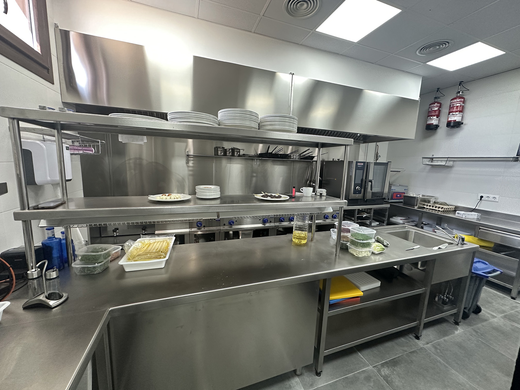 DISEÑO FABRICACIÓN E INSTALACIÓN DE COCINAS ACERO INOX MONOBLOCK INTEGRALES PROFESIONALES PARA HOSTELERÍA HORECA. MOBILIARIO Y MAQUINARIA DE COCINAS INDUSTRIALES Y BARRAS PARA RESTAURANTES EN MADRID. REFORMAS DE RESTAURANTES A MEDIDA EN MADRID. FABRICANTES INSTALADORES MONTADORES DE LA COCINAS PROFESIONALES INDUSTRIALES MONOBLOCK A MEDIDA PERSONALIZADA CON MAQUINARIA Y MOBILIARIO ACCESORIO EN ACERO INOXIDABLE PARA HOSTELERÍA HORECA COMO RESTAURANTES HOTELES BARES O CUALQUIER TIPO DE NEGOCIO DE EMPRESAS DE RESTAURACIÓN. Aceroinnova ha sido la empresa elegida para llevar a cabo el proyecto para la fabricación e instalación de una cocina monoblock profesional industrial a medida con todo el mobiliario en acero inoxidable complementario y todo tipo de maquinaria exclusiva para el restaurante Los Sueños, incluyendo la barra del bar del restaurante. En nuestra fábrica hemos realizado el diseño y fabricación de todo el mobiliario modular en acero inox, maquinaria accesoria auxiliar y la cocina en acero inoxidable, para posteriormente realizar la instalación, montaje de todo in situ. Aceroinnova también está especializada en proyectos integrales para hosteleria, restaurante, hoteles, comedores públicos o privados de empresas, pero también dispone de una área para hogares particulares que buscan proyectos realmente novedosos y con materiales de alta calidad, ya sea para la maquinaria, cocinas, electrodomésticos profesionales e implementando soluciones novedosas y de calidad para el uso diario de dichas cocinas de hogares en urbanizaciones de lujo premium. #CocinasIndustriales #CocinasProfesionales #ReformasRestaurantes #BarrasRestaurantes #ProyectosHosteleríaMadrid #ConsultoríaHostelería #CocinasComedoresPúblicos #CocinasComedoresEmpresas #FabricantesCocinasMonoblockIndustriales #CocinasRestaurantes #CocinasModularesHostelería #CocinasMonoblock #FabricantesCocinasRestaurantes #ProyectosEmpresasHostelería #ProyectosNegociosHoreca #ReformasCocinasRestaurantes #MobiliarioAceroInoxidable #CocinasMonoblock #CocinasLujo #CocinasPremium #FabricanteCocinas #MobiliarioAceroInoxidable #ProyectosIntegralesHosteleria #CocinasProfesionalesMonoblockIndustriales #ReformasRestaurantesMadrid #MobiliarioMaquinariaAceroInoxidableaMedida #MobiliarioCocinasDiseñoInteriorismo #ImplantaciónAsesoramientoPuestaMarchaRestaurantesBares #InteriorismoDiseñoHorecaHosteleriaRestauraciónMadrid #CocinasMonoblock #CocinasMonblocMadrid #FabricantesCocinasModularesMonoblockMadrid #CocinasHoteles #ProyectosCocinasHotelesHostelería Módulos para cocinas monoblock de restaurantes hoteles comedores colegios universidades empresas Cocinas modulos integrados para cocinas profesionales Módulos cocinas modulares zonas de fuegos plancha freidoras encimeras Cocinas profesionales industriales monoblock a medida personalizadas Sistema monoblock módulos cocinado en islas para integración en cocinas hosteleria Sistema monoblock cocinas restaurantes Sistema monoblock cocinas hoteles Sistema monoblock cocinas comedores públicos y privados de empresas. Sistema monoblock cocinas cafeterías Sistemas modulares cocinas restaurantes Sistema de módulos para cocinas profesionales industriales Cocinas modulares monoblock de lujo Cocinas industriales con sistema monoblocks integrados módulos cocinado Hemos realizado trabajos para hoteles y restaurantes en las principales Comunidades Autónomas, provincias y ciudades españolas como Madrid, Barcelona, Valencia, Castellón, Alicante, Zaragoza, Toledo, Avila, Salamanca, Leon, Zamora, Teruel, Soria, Caceres, Badajoz, Malaga, Almería, Sevilla, Córdoba, Granada, Huelva, Cádiz, Jaén, Ciudad Real, Cuenca, Segovia, Murcia, Albacete, Almería, Burgos, Pamplona, Bilbao, San Sebastián, Vitoria, Palencia, Lugo, Orense, Pontevedra, La Coruña, Santander, Oviedo, Huesca, Gerona, Tarragona, Lerida, Tarragona, Girona, Lleida, Guipuzcoa, Vizcaya, Alava. En consecuencia realizamos y llevamos a cabo proyectos integrales para restaurantes en todas las comunidades autónomas, como son la Comunidad de Madrid, Comunidad Valenciana, Cataluña, Región de Murcia, Andalucía, Extremadura, Castilla León, Castilla la Mancha, Aragón, País Vasco, Navarra, La Rioja, Asturias, Cantabria, Galicia, Baleares (Ibiza, Mallorca y Menorca), Canarias (Gran Canaria, Fuerteventura, Lanzarote, Tenerife, La Palma, La Gomera y el El Hierro), Ceuta y Melilla. Consúltenos. Diseñamos todo tipo de mobiliario para comedores de hoteles, cocinas, buffets, parrillas, vajillas, maquinaria a medida y accesorios para hostelería restauración, pues en Aceroinnova fabricamos y personalizamos todos nuestros productos, generando una experiencia única entre los usuarios de nuestros clientes. COCINAS MONOBLOCK MONOBLOC HOSTELERIA, DISEÑO FABRICACION INSTALACION MONTAJE DE COCINAS HOSTELERIA COMEDORES BUFFETS BUFETS, FABRICA COCINAS MONOBLOCK COMEDORES, INSTALACIÓN MONTAJE COCINAS MONOBLOCK COMEDORES PÚBLICOS PRIVADOS EMPRESAS, INSTALADORES COCINAS MONOBLOCK COMEDORES PUBLICOS PRIVADOS EMPRESAS, MOBILIARIO ACERO INOXIDABLE PARA COCINAS INDUSTRIALES PROFESIONALES, MONTAR MONTAJE SALAS DE COCINAS RESTAURANTES