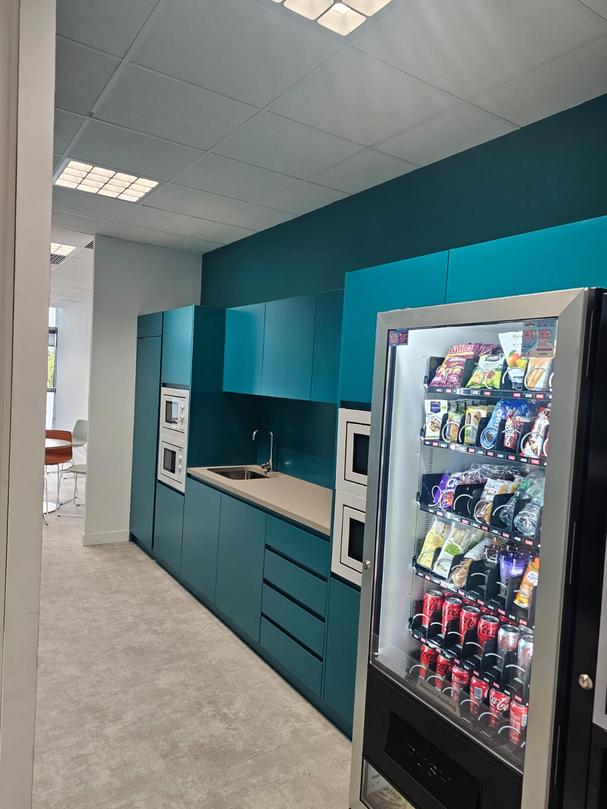 MOBILIARIO MAQUINARIA COMEDORES CAFETERIAS CORNERS EMPLEADOS PARA EMPRESAS DE LA COMUNIDAD DE MADRID Y EN EL RESTO DE ESPAÑA. DISEÑO INSTALACIÓN MONTAJE DE COMEDORES DE EMPRESAS EMPLEADOS. PROYECTOS INTEGRALES ZONAS DESCANSO EMPLEADOS EMPRESAS MULTINACIONALES. PROYECTOS DE BARRAS CAFETERÍAS BARES COMEDORES DE EMPRESA EMPLEADOS MADRID. PROYECTOS PARA CORNERS EMPRESAS EMPLEADOS EN MADRID Y TODA ESPAÑA. MOBILIARIO MAQUINARIA COMEDORES CAFETERÍAS EMPLEADOS EN LA COMUNIDAD DE MADRID Y EN EL RESTO DE ESPAÑA. DISEÑO FABRICACIÓN DE MOBILIARIO Y MAQUINARIA A MEDIDA PARA CORNERS DE COMEDORES Y ZONAS DE DESCANSO DE EMPLEADOS EN EMPRESAS E INCLUSO CON COCINAS PROFESIONALES. FABRICACIÓN Y MONTAJE DE ZONAS DE DESCANSO CORNER CAFETERÍA COMEDORES PARA EMPLEADOS DE MULTINACIONAL SITUADA EN BARCELONA. MOBILIARIO MAQUINARIA BARRA CAMARAS FRÍO A MEDIDA PERSONALIZADA EN ACERO INOXIDABLE. Aceroinnova ha realizado el proyecto integral para la zona de descanso córner cafetería comedor de empleados de la sede central de una multinacional situada en Madrid. Aceroinnova ha llevado a cabo todo el diseño fabricación instalación montaje del mobiliario maquinaria instalaciones accesorias y decoración interiorismo del comedor. Además Aceroinnova ha creado infografías 3D para mostrar dicho proyecto basándonos en nuestro mismos planos realizados con nuestro departamento de decoración interiorismo orientado a hostelería. Somos especialistas en asesoramiento, montaje y puesta en marcha de restaurantes, negocios de hostelería restauración. Consúltenos su proyecto y le ayudaremos a llevarlo a cabo con éxito. Realizamos proyectos llave en mano de restaurantes, bares, buffets bufés bufets, comedores de empresas y públicos. Además, nuestro departamento de decoración especializado en hostelería le propondrá la mejor imagen para su negocio, incluyendo su visualizado en tres dimensiones 3D. #CafeteríasEmpleados #BaresEmpleados #ConersEmpresas #InstaladoresSalasDescandoEmpleados #MontajeCafeteríasEmpresas #DiseñoZonasDescansoEmpleados #CornerCafeteríaEmpleados #ComedoresEmpresas #MobiliarioAceroInoxidableHostelería #MobiliarioHostelería #MaquinariaHostelería #ComedoresEmpleados #ProyectosCafeterías DISEÑO FABRICACIÓN INSTALACIÓN Y MONTAJE DE ZONA DE DESCANSO CORNER CAFETERÍA COMEDOR PARA EMPLEADOS DE MULTINACIONAL SITUADA EN BARCELONA. MOBILIARIO MAQUINARIA BARRA CAMARAS FRÍO A MEDIDA PERSONALIZADA EN ACERO INOXIDABLE. #InstaladoresSalasDescandoEmpleados #MontajeCafeteríasEmpresas #DiseñoZonasDescansoEmpleados #CornerCafeteríaEmpleados #ComedoresEmpresas #mobiliarioaceroinoxidablehostelería ACEROINNOVA CB. Tel. Oficina: 91 138 56 18. Tel. Móvil: 629 03 41 06 / 630 23 00 67. Email: info@aceroinnova.com . Dirección: C/ Pico Almanzor, 56. Pol. Industrial “Los Linares” Humanes de Madrid (Madrid). https://www.aceroinnova.com/blog-aceroinnova-servicio-integral-hosteleria PROYECTOS DE BARRAS BARES DE COMEDORES DE EMPRESA EMPLEADOS MADRID. PROYECTOS PARA CORNERS EMPRESAS EMPLEADOS EN MADRID. MOBILIARIO MAQUINARIA COMEDORES EMPLEADOS MADRID. DISEÑO FABRICACIÓN DE MOBILIARIO Y MAQUINARIA A MEDIDA PARA CORNERS DE COMEDORES Y ZONAS DE DESCANSO DE EMPLEADOS EN EMPRESAS E INCLUSO CON COCINAS PROFESIONALES. FABRICACIÓN Y MONTAJE DE ZONAS DE DESCANSO CORNER CAFETERÍA COMEDORES PARA EMPLEADOS DE MULTINACIONAL SITUADA EN BARCELONA. MOBILIARIO MAQUINARIA BARRA CAMARAS FRÍO A MEDIDA PERSONALIZADA EN ACERO INOXIDABLE. DISEÑO FABRICACIÓN INSTALACIÓN Y MONTAJE DE ZONA DE DESCANSO CORNER CAFETERÍA COMEDOR PARA EMPLEADOS DE MULTINACIONAL SITUADA EN BARCELONA. MOBILIARIO MAQUINARIA BARRA CAMARAS FRÍO A MEDIDA PERSONALIZADA EN ACERO INOXIDABLE DISEÑO INSTALACION MONTAJE CAFETERÍAS CORNER ZONA DESCANDO DE EMPLEADOS EMPRESAS INSTALADORES DE MOBILIARIO MAQUINARIA PARA SALAS DE EMPLEADOS EMPRESAS INSTALADORES DE MOBILIARIO MAQUINARIA PARA SALAS DE EMPLEADOS EMPRESAS PROYECTOS INTEGRALES INSTALADORES MOBILIARIO MAQUINARA CAFETERÍA EMPLEADOS ZONAS DESCANSO CORNER PROYECTOS INTEGRALES INSTALADORES MOBILIARIO MAQUINARA CAFETERÍA EMPLEADOS ZONAS DESCANSO CORNER MONTAJE MONTADORES BARES DE EMPLEADOS MONTAJE MONTADORES BARES DE EMPLEADOS PROYECTOS CAFETERÍAS COMEDORES EMPRESA PROYECTOS CAFETERÍAS COMEDORES EMPRESA BARRAS EN ACERO INOXIDABLE A MEDIDA BARRAS EN ACERO INOXIDABLE A MEDIDA SALAS DE DESCANSO PARA EMPLEADOS EMPRESAS MOBILIARIO SALAS DE DESCANSO PARA EMPLEADOS EMPRESAS MOBILIARIO DISEÑO FABRICACIÓN INSTALACIÓN Y MONTAJE DE ZONA DE DESCANSO CORNER CAFETERÍA COMEDOR PARA EMPLEADOS DE MULTINACIONAL SITUADA EN MADRID. MOBILIARIO MAQUINARIA BARRA CAMARAS FRÍO A MEDIDA PERSONALIZADA EN ACERO INOXIDABLE DISEÑO INSTALACION MONTAJE CAFETERÍAS CORNER ZONA DESCANDO DE EMPLEADOS EMPRESAS INSTALADORES DE MOBILIARIO MAQUINARIA PARA SALAS DE EMPLEADOS EMPRESAS INSTALADORES DE MOBILIARIO MAQUINARIA PARA SALAS DE EMPLEADOS EMPRESAS PROYECTOS INTEGRALES INSTALADORES MOBILIARIO MAQUINARA CAFETERÍA EMPLEADOS ZONAS DESCANSO CORNER PROYECTOS INTEGRALES INSTALADORES MOBILIARIO MAQUINARA CAFETERÍA EMPLEADOS ZONAS DESCANSO CORNER MONTAJE MONTADORES BARES DE EMPLEADOS MONTAJE MONTADORES BARES DE EMPLEADOS PROYECTOS CAFETERÍAS COMEDORES EMPRESA PROYECTOS CAFETERÍAS COMEDORES EMPRESA BARRAS EN ACERO INOXIDABLE A MEDIDA BARRAS EN ACERO INOXIDABLE A MEDIDA SALAS DE DESCANSO PARA EMPLEADOS EMPRESAS MOBILIARIO SALAS DE DESCANSO PARA EMPLEADOS EMPRESAS MOBILIARIOPROYECTOS DE BARRAS BARES DE COMEDORES DE EMPRESA EMPLEADOS MADRID. PROYECTOS PARA CORNERS EMPRESAS EMPLEADOS EN MADRID. MOBILIARIO MAQUINARIA COMEDORES EMPLEADOS MADRID. DISEÑO FABRICACIÓN DE MOBILIARIO Y MAQUINARIA A MEDIDA PARA CORNERS DE COMEDORES Y ZONAS DE DESCANSO DE EMPLEADOS EN EMPRESAS E INCLUSO CON COCINAS PROFESIONALES. FABRICACIÓN Y MONTAJE DE ZONAS DE DESCANSO CORNER CAFETERÍA COMEDORES PARA EMPLEADOS DE MULTINACIONAL SITUADA EN BARCELONA. MOBILIARIO MAQUINARIA BARRA CAMARAS FRÍO A MEDIDA PERSONALIZADA EN ACERO INOXIDABLE. DISEÑO INSTALACION MONTAJE CAFETERÍAS CORNER ZONA DESCANDO DE EMPLEADOS EMPRESAS INSTALADORES DE MOBILIARIO MAQUINARIA PARA SALAS DE EMPLEADOS EMPRESAS INSTALADORES DE MOBILIARIO MAQUINARIA PARA SALAS DE EMPLEADOS EMPRESAS PROYECTOS INTEGRALES INSTALADORES MOBILIARIO MAQUINARA CAFETERÍA EMPLEADOS ZONAS DESCANSO CORNER PROYECTOS INTEGRALES INSTALADORES MOBILIARIO MAQUINARA CAFETERÍA EMPLEADOS ZONAS DESCANSO CORNER MONTAJE MONTADORES BARES DE EMPLEADOS MONTAJE MONTADORES BARES DE EMPLEADOS PROYECTOS CAFETERÍAS COMEDORES EMPRESA PROYECTOS CAFETERÍAS COMEDORES EMPRESA BARRAS EN ACERO INOXIDABLE A MEDIDA BARRAS EN ACERO INOXIDABLE A MEDIDA SALAS DE DESCANSO PARA EMPLEADOS EMPRESAS MOBILIARIO SALAS DE DESCANSO PARA EMPLEADOS EMPRESAS MOBILIARIO BARRAS EN ACERO INOXIDABLE A MEDIDA, DISEÑO DE CORNER DE CAFETERIAS DE EMPRESAS, DISEÑO INSTALACION MONTAJE CAFETERÍAS CORNER ZONA DESCANDO DE EMPLEADOS EMPRESAS, INSTALACIÓN DE CAFETERÍAS EMPLEADOS EMPRESAS, INSTALADORES DE MOBILIARIO MAQUINARIA PARA SALAS DE EMPLEADOS EMPRESAS, mobiliario maquinaria comedores empleados córner barra bares, MONTAJE MONTADORES BARES DE EMPLEADOS, PROYECTOS CAFETERÍAS COMEDORES EMPRESA, PROYECTOS INTEGRALES INSTALADORES MOBILIARIO MAQUINARA CAFETERÍA EMPLEADOS ZONAS DESCANSO CORNER, SALAS DE DESCANSO PARA EMPLEADOS, SALAS DE DESCANSO PARA EMPLEADOS EMPRESAS MOBILIARIO