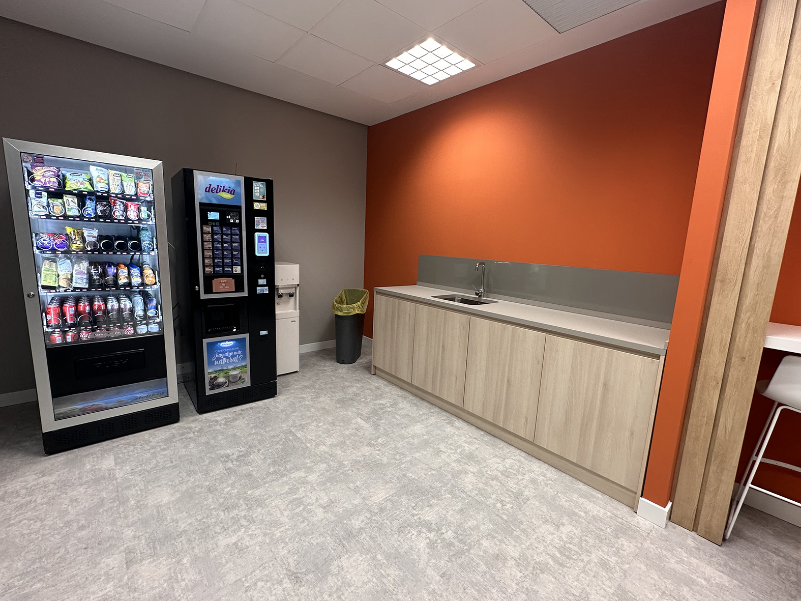 MOBILIARIO MAQUINARIA COMEDORES CAFETERIAS CORNERS EMPLEADOS PARA EMPRESAS DE LA COMUNIDAD DE MADRID Y EN EL RESTO DE ESPAÑA. DISEÑO INSTALACIÓN MONTAJE DE COMEDORES DE EMPRESAS EMPLEADOS. PROYECTOS INTEGRALES ZONAS DESCANSO EMPLEADOS EMPRESAS MULTINACIONALES. PROYECTOS DE BARRAS CAFETERÍAS BARES COMEDORES DE EMPRESA EMPLEADOS MADRID. PROYECTOS PARA CORNERS EMPRESAS EMPLEADOS EN MADRID Y TODA ESPAÑA. MOBILIARIO MAQUINARIA COMEDORES CAFETERÍAS EMPLEADOS EN LA COMUNIDAD DE MADRID Y EN EL RESTO DE ESPAÑA. DISEÑO FABRICACIÓN DE MOBILIARIO Y MAQUINARIA A MEDIDA PARA CORNERS DE COMEDORES Y ZONAS DE DESCANSO DE EMPLEADOS EN EMPRESAS E INCLUSO CON COCINAS PROFESIONALES. FABRICACIÓN Y MONTAJE DE ZONAS DE DESCANSO CORNER CAFETERÍA COMEDORES PARA EMPLEADOS DE MULTINACIONAL SITUADA EN BARCELONA. MOBILIARIO MAQUINARIA BARRA CAMARAS FRÍO A MEDIDA PERSONALIZADA EN ACERO INOXIDABLE. Aceroinnova ha realizado el proyecto integral para la zona de descanso córner cafetería comedor de empleados de la sede central de una multinacional situada en Madrid. Aceroinnova ha llevado a cabo todo el diseño fabricación instalación montaje del mobiliario maquinaria instalaciones accesorias y decoración interiorismo del comedor. Además Aceroinnova ha creado infografías 3D para mostrar dicho proyecto basándonos en nuestro mismos planos realizados con nuestro departamento de decoración interiorismo orientado a hostelería. Somos especialistas en asesoramiento, montaje y puesta en marcha de restaurantes, negocios de hostelería restauración. Consúltenos su proyecto y le ayudaremos a llevarlo a cabo con éxito. Realizamos proyectos llave en mano de restaurantes, bares, buffets bufés bufets, comedores de empresas y públicos. Además, nuestro departamento de decoración especializado en hostelería le propondrá la mejor imagen para su negocio, incluyendo su visualizado en tres dimensiones 3D. #CafeteríasEmpleados #BaresEmpleados #ConersEmpresas #InstaladoresSalasDescandoEmpleados #MontajeCafeteríasEmpresas #DiseñoZonasDescansoEmpleados #CornerCafeteríaEmpleados #ComedoresEmpresas #MobiliarioAceroInoxidableHostelería #MobiliarioHostelería #MaquinariaHostelería #ComedoresEmpleados #ProyectosCafeterías DISEÑO FABRICACIÓN INSTALACIÓN Y MONTAJE DE ZONA DE DESCANSO CORNER CAFETERÍA COMEDOR PARA EMPLEADOS DE MULTINACIONAL SITUADA EN BARCELONA. MOBILIARIO MAQUINARIA BARRA CAMARAS FRÍO A MEDIDA PERSONALIZADA EN ACERO INOXIDABLE. #InstaladoresSalasDescandoEmpleados #MontajeCafeteríasEmpresas #DiseñoZonasDescansoEmpleados #CornerCafeteríaEmpleados #ComedoresEmpresas #mobiliarioaceroinoxidablehostelería ACEROINNOVA CB. Tel. Oficina: 91 138 56 18. Tel. Móvil: 629 03 41 06 / 630 23 00 67. Email: info@aceroinnova.com . Dirección: C/ Pico Almanzor, 56. Pol. Industrial “Los Linares” Humanes de Madrid (Madrid). https://www.aceroinnova.com/blog-aceroinnova-servicio-integral-hosteleria PROYECTOS DE BARRAS BARES DE COMEDORES DE EMPRESA EMPLEADOS MADRID. PROYECTOS PARA CORNERS EMPRESAS EMPLEADOS EN MADRID. MOBILIARIO MAQUINARIA COMEDORES EMPLEADOS MADRID. DISEÑO FABRICACIÓN DE MOBILIARIO Y MAQUINARIA A MEDIDA PARA CORNERS DE COMEDORES Y ZONAS DE DESCANSO DE EMPLEADOS EN EMPRESAS E INCLUSO CON COCINAS PROFESIONALES. FABRICACIÓN Y MONTAJE DE ZONAS DE DESCANSO CORNER CAFETERÍA COMEDORES PARA EMPLEADOS DE MULTINACIONAL SITUADA EN BARCELONA. MOBILIARIO MAQUINARIA BARRA CAMARAS FRÍO A MEDIDA PERSONALIZADA EN ACERO INOXIDABLE. DISEÑO FABRICACIÓN INSTALACIÓN Y MONTAJE DE ZONA DE DESCANSO CORNER CAFETERÍA COMEDOR PARA EMPLEADOS DE MULTINACIONAL SITUADA EN BARCELONA. MOBILIARIO MAQUINARIA BARRA CAMARAS FRÍO A MEDIDA PERSONALIZADA EN ACERO INOXIDABLE DISEÑO INSTALACION MONTAJE CAFETERÍAS CORNER ZONA DESCANDO DE EMPLEADOS EMPRESAS INSTALADORES DE MOBILIARIO MAQUINARIA PARA SALAS DE EMPLEADOS EMPRESAS INSTALADORES DE MOBILIARIO MAQUINARIA PARA SALAS DE EMPLEADOS EMPRESAS PROYECTOS INTEGRALES INSTALADORES MOBILIARIO MAQUINARA CAFETERÍA EMPLEADOS ZONAS DESCANSO CORNER PROYECTOS INTEGRALES INSTALADORES MOBILIARIO MAQUINARA CAFETERÍA EMPLEADOS ZONAS DESCANSO CORNER MONTAJE MONTADORES BARES DE EMPLEADOS MONTAJE MONTADORES BARES DE EMPLEADOS PROYECTOS CAFETERÍAS COMEDORES EMPRESA PROYECTOS CAFETERÍAS COMEDORES EMPRESA BARRAS EN ACERO INOXIDABLE A MEDIDA BARRAS EN ACERO INOXIDABLE A MEDIDA SALAS DE DESCANSO PARA EMPLEADOS EMPRESAS MOBILIARIO SALAS DE DESCANSO PARA EMPLEADOS EMPRESAS MOBILIARIO DISEÑO FABRICACIÓN INSTALACIÓN Y MONTAJE DE ZONA DE DESCANSO CORNER CAFETERÍA COMEDOR PARA EMPLEADOS DE MULTINACIONAL SITUADA EN MADRID. MOBILIARIO MAQUINARIA BARRA CAMARAS FRÍO A MEDIDA PERSONALIZADA EN ACERO INOXIDABLE DISEÑO INSTALACION MONTAJE CAFETERÍAS CORNER ZONA DESCANDO DE EMPLEADOS EMPRESAS INSTALADORES DE MOBILIARIO MAQUINARIA PARA SALAS DE EMPLEADOS EMPRESAS INSTALADORES DE MOBILIARIO MAQUINARIA PARA SALAS DE EMPLEADOS EMPRESAS PROYECTOS INTEGRALES INSTALADORES MOBILIARIO MAQUINARA CAFETERÍA EMPLEADOS ZONAS DESCANSO CORNER PROYECTOS INTEGRALES INSTALADORES MOBILIARIO MAQUINARA CAFETERÍA EMPLEADOS ZONAS DESCANSO CORNER MONTAJE MONTADORES BARES DE EMPLEADOS MONTAJE MONTADORES BARES DE EMPLEADOS PROYECTOS CAFETERÍAS COMEDORES EMPRESA PROYECTOS CAFETERÍAS COMEDORES EMPRESA BARRAS EN ACERO INOXIDABLE A MEDIDA BARRAS EN ACERO INOXIDABLE A MEDIDA SALAS DE DESCANSO PARA EMPLEADOS EMPRESAS MOBILIARIO SALAS DE DESCANSO PARA EMPLEADOS EMPRESAS MOBILIARIOPROYECTOS DE BARRAS BARES DE COMEDORES DE EMPRESA EMPLEADOS MADRID. PROYECTOS PARA CORNERS EMPRESAS EMPLEADOS EN MADRID. MOBILIARIO MAQUINARIA COMEDORES EMPLEADOS MADRID. DISEÑO FABRICACIÓN DE MOBILIARIO Y MAQUINARIA A MEDIDA PARA CORNERS DE COMEDORES Y ZONAS DE DESCANSO DE EMPLEADOS EN EMPRESAS E INCLUSO CON COCINAS PROFESIONALES. FABRICACIÓN Y MONTAJE DE ZONAS DE DESCANSO CORNER CAFETERÍA COMEDORES PARA EMPLEADOS DE MULTINACIONAL SITUADA EN BARCELONA. MOBILIARIO MAQUINARIA BARRA CAMARAS FRÍO A MEDIDA PERSONALIZADA EN ACERO INOXIDABLE. DISEÑO INSTALACION MONTAJE CAFETERÍAS CORNER ZONA DESCANDO DE EMPLEADOS EMPRESAS INSTALADORES DE MOBILIARIO MAQUINARIA PARA SALAS DE EMPLEADOS EMPRESAS INSTALADORES DE MOBILIARIO MAQUINARIA PARA SALAS DE EMPLEADOS EMPRESAS PROYECTOS INTEGRALES INSTALADORES MOBILIARIO MAQUINARA CAFETERÍA EMPLEADOS ZONAS DESCANSO CORNER PROYECTOS INTEGRALES INSTALADORES MOBILIARIO MAQUINARA CAFETERÍA EMPLEADOS ZONAS DESCANSO CORNER MONTAJE MONTADORES BARES DE EMPLEADOS MONTAJE MONTADORES BARES DE EMPLEADOS PROYECTOS CAFETERÍAS COMEDORES EMPRESA PROYECTOS CAFETERÍAS COMEDORES EMPRESA BARRAS EN ACERO INOXIDABLE A MEDIDA BARRAS EN ACERO INOXIDABLE A MEDIDA SALAS DE DESCANSO PARA EMPLEADOS EMPRESAS MOBILIARIO SALAS DE DESCANSO PARA EMPLEADOS EMPRESAS MOBILIARIO BARRAS EN ACERO INOXIDABLE A MEDIDA, DISEÑO DE CORNER DE CAFETERIAS DE EMPRESAS, DISEÑO INSTALACION MONTAJE CAFETERÍAS CORNER ZONA DESCANDO DE EMPLEADOS EMPRESAS, INSTALACIÓN DE CAFETERÍAS EMPLEADOS EMPRESAS, INSTALADORES DE MOBILIARIO MAQUINARIA PARA SALAS DE EMPLEADOS EMPRESAS, mobiliario maquinaria comedores empleados córner barra bares, MONTAJE MONTADORES BARES DE EMPLEADOS, PROYECTOS CAFETERÍAS COMEDORES EMPRESA, PROYECTOS INTEGRALES INSTALADORES MOBILIARIO MAQUINARA CAFETERÍA EMPLEADOS ZONAS DESCANSO CORNER, SALAS DE DESCANSO PARA EMPLEADOS, SALAS DE DESCANSO PARA EMPLEADOS EMPRESAS MOBILIARIO