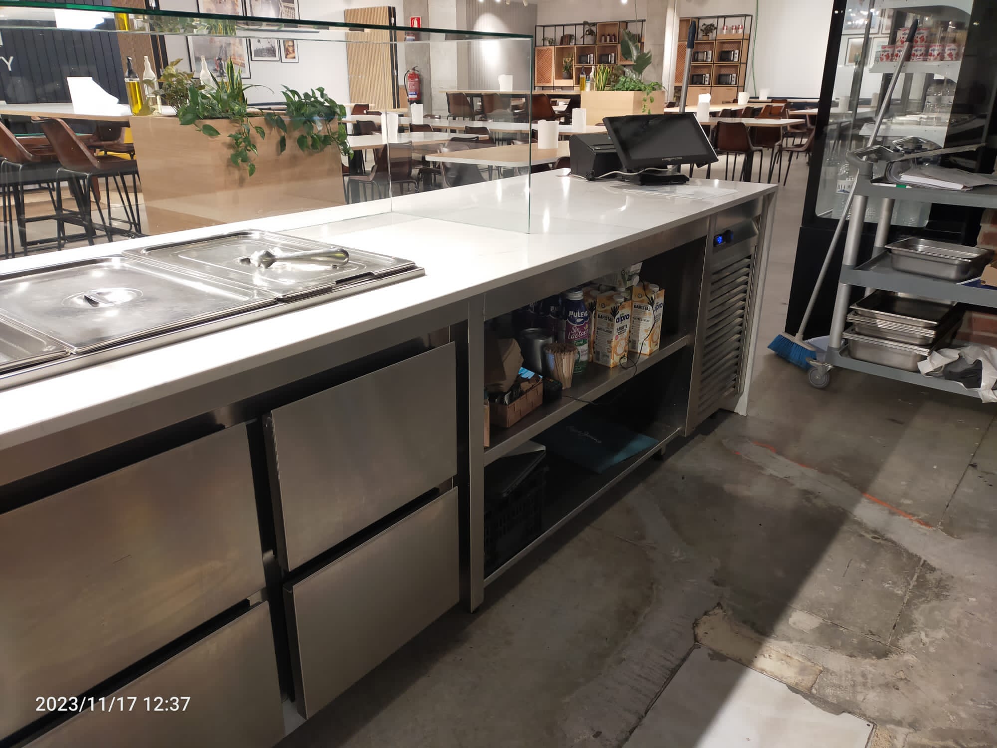 MOBILIARIO MAQUINARIA COMEDORES CAFETERIAS CORNERS EMPLEADOS PARA EMPRESAS DE LA COMUNIDAD DE MADRID Y EN EL RESTO DE ESPAÑA. DISEÑO INSTALACIÓN MONTAJE DE COMEDORES DE EMPRESAS EMPLEADOS. PROYECTOS INTEGRALES ZONAS DESCANSO EMPLEADOS EMPRESAS MULTINACIONALES. PROYECTOS DE BARRAS CAFETERÍAS BARES COMEDORES DE EMPRESA EMPLEADOS MADRID. PROYECTOS PARA CORNERS EMPRESAS EMPLEADOS EN MADRID Y TODA ESPAÑA. MOBILIARIO MAQUINARIA COMEDORES CAFETERÍAS EMPLEADOS EN LA COMUNIDAD DE MADRID Y EN EL RESTO DE ESPAÑA. DISEÑO FABRICACIÓN DE MOBILIARIO Y MAQUINARIA A MEDIDA PARA CORNERS DE COMEDORES Y ZONAS DE DESCANSO DE EMPLEADOS EN EMPRESAS E INCLUSO CON COCINAS PROFESIONALES. FABRICACIÓN Y MONTAJE DE ZONAS DE DESCANSO CORNER CAFETERÍA COMEDORES PARA EMPLEADOS DE MULTINACIONAL. MOBILIARIO MAQUINARIA BARRA CAMARAS FRÍO A MEDIDA PERSONALIZADA EN ACERO INOXIDABLE. Aceroinnova ha realizado el proyecto integral para la zona de descanso córner cafetería comedor de empleados de la sede central de una multinacional situada en Madrid. Aceroinnova ha llevado a cabo todo el diseño fabricación instalación montaje del mobiliario maquinaria instalaciones accesorias y decoración interiorismo del comedor. Además Aceroinnova ha creado infografías 3D para mostrar dicho proyecto basándonos en nuestro mismos planos realizados con nuestro departamento de decoración interiorismo orientado a hostelería. Somos especialistas en asesoramiento, montaje y puesta en marcha de restaurantes, negocios de hostelería restauración. Consúltenos su proyecto y le ayudaremos a llevarlo a cabo con éxito. Realizamos proyectos llave en mano de restaurantes, bares, buffets bufés bufets, comedores de empresas y públicos. Además, nuestro departamento de decoración especializado en hostelería le propondrá la mejor imagen para su negocio, incluyendo su visualizado en tres dimensiones 3D. #CafeteríasEmpleados #BaresEmpleados #ConersEmpresas #InstaladoresSalasDescandoEmpleados #MontajeCafeteríasEmpresas #DiseñoZonasDescansoEmpleados #CornerCafeteríaEmpleados #ComedoresEmpresas #MobiliarioAceroInoxidableHostelería #MobiliarioHostelería #MaquinariaHostelería #ComedoresEmpleados #ProyectosCafeterías DISEÑO FABRICACIÓN INSTALACIÓN Y MONTAJE DE ZONA DE DESCANSO CORNER CAFETERÍA COMEDOR PARA EMPLEADOS DE MULTINACIONAL. MOBILIARIO MAQUINARIA BARRA CAMARAS FRÍO A MEDIDA PERSONALIZADA EN ACERO INOXIDABLE. #InstaladoresSalasDescandoEmpleados #MontajeCafeteríasEmpresas #DiseñoZonasDescansoEmpleados #CornerCafeteríaEmpleados #ComedoresEmpresas #mobiliarioaceroinoxidablehostelería ACEROINNOVA CB. Tel. Oficina: 91 138 56 18. Tel. Móvil: 629 03 41 06 / 630 23 00 67. Email: info@aceroinnova.com . Dirección: C/ Pico Almanzor, 56. Pol. Industrial “Los Linares” Humanes de Madrid (Madrid). https://www.aceroinnova.com/blog-aceroinnova-servicio-integral-hosteleria