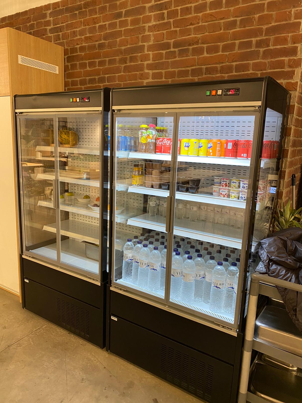 MOBILIARIO MAQUINARIA COMEDORES CAFETERIAS CORNERS EMPLEADOS PARA EMPRESAS DE LA COMUNIDAD DE MADRID Y EN EL RESTO DE ESPAÑA. DISEÑO INSTALACIÓN MONTAJE DE COMEDORES DE EMPRESAS EMPLEADOS. PROYECTOS INTEGRALES ZONAS DESCANSO EMPLEADOS EMPRESAS MULTINACIONALES. PROYECTOS DE BARRAS CAFETERÍAS BARES COMEDORES DE EMPRESA EMPLEADOS MADRID. PROYECTOS PARA CORNERS EMPRESAS EMPLEADOS EN MADRID Y TODA ESPAÑA. MOBILIARIO MAQUINARIA COMEDORES CAFETERÍAS EMPLEADOS EN LA COMUNIDAD DE MADRID Y EN EL RESTO DE ESPAÑA. DISEÑO FABRICACIÓN DE MOBILIARIO Y MAQUINARIA A MEDIDA PARA CORNERS DE COMEDORES Y ZONAS DE DESCANSO DE EMPLEADOS EN EMPRESAS E INCLUSO CON COCINAS PROFESIONALES. FABRICACIÓN Y MONTAJE DE ZONAS DE DESCANSO CORNER CAFETERÍA COMEDORES PARA EMPLEADOS DE MULTINACIONAL. MOBILIARIO MAQUINARIA BARRA CAMARAS FRÍO A MEDIDA PERSONALIZADA EN ACERO INOXIDABLE. Aceroinnova ha realizado el proyecto integral para la zona de descanso córner cafetería comedor de empleados de la sede central de una multinacional situada en Madrid. Aceroinnova ha llevado a cabo todo el diseño fabricación instalación montaje del mobiliario maquinaria instalaciones accesorias y decoración interiorismo del comedor. Además Aceroinnova ha creado infografías 3D para mostrar dicho proyecto basándonos en nuestro mismos planos realizados con nuestro departamento de decoración interiorismo orientado a hostelería. Somos especialistas en asesoramiento, montaje y puesta en marcha de restaurantes, negocios de hostelería restauración. Consúltenos su proyecto y le ayudaremos a llevarlo a cabo con éxito. Realizamos proyectos llave en mano de restaurantes, bares, buffets bufés bufets, comedores de empresas y públicos. Además, nuestro departamento de decoración especializado en hostelería le propondrá la mejor imagen para su negocio, incluyendo su visualizado en tres dimensiones 3D. #CafeteríasEmpleados #BaresEmpleados #ConersEmpresas #InstaladoresSalasDescandoEmpleados #MontajeCafeteríasEmpresas #DiseñoZonasDescansoEmpleados #CornerCafeteríaEmpleados #ComedoresEmpresas #MobiliarioAceroInoxidableHostelería #MobiliarioHostelería #MaquinariaHostelería #ComedoresEmpleados #ProyectosCafeterías DISEÑO FABRICACIÓN INSTALACIÓN Y MONTAJE DE ZONA DE DESCANSO CORNER CAFETERÍA COMEDOR PARA EMPLEADOS DE MULTINACIONAL. MOBILIARIO MAQUINARIA BARRA CAMARAS FRÍO A MEDIDA PERSONALIZADA EN ACERO INOXIDABLE. #InstaladoresSalasDescandoEmpleados #MontajeCafeteríasEmpresas #DiseñoZonasDescansoEmpleados #CornerCafeteríaEmpleados #ComedoresEmpresas #mobiliarioaceroinoxidablehostelería ACEROINNOVA CB. Tel. Oficina: 91 138 56 18. Tel. Móvil: 629 03 41 06 / 630 23 00 67. Email: info@aceroinnova.com . Dirección: C/ Pico Almanzor, 56. Pol. Industrial “Los Linares” Humanes de Madrid (Madrid). https://www.aceroinnova.com/blog-aceroinnova-servicio-integral-hosteleria