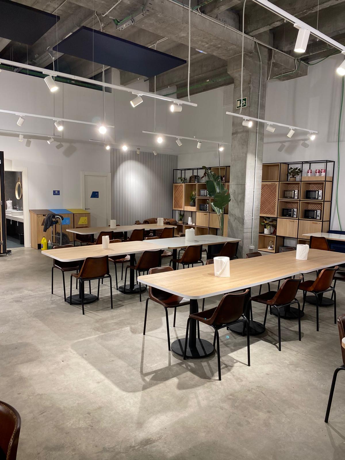 MOBILIARIO MAQUINARIA COMEDORES CAFETERIAS CORNERS EMPLEADOS PARA EMPRESAS DE LA COMUNIDAD DE MADRID Y EN EL RESTO DE ESPAÑA. DISEÑO INSTALACIÓN MONTAJE DE COMEDORES DE EMPRESAS EMPLEADOS. PROYECTOS INTEGRALES ZONAS DESCANSO EMPLEADOS EMPRESAS MULTINACIONALES. PROYECTOS DE BARRAS CAFETERÍAS BARES COMEDORES DE EMPRESA EMPLEADOS MADRID. PROYECTOS PARA CORNERS EMPRESAS EMPLEADOS EN MADRID Y TODA ESPAÑA. MOBILIARIO MAQUINARIA COMEDORES CAFETERÍAS EMPLEADOS EN LA COMUNIDAD DE MADRID Y EN EL RESTO DE ESPAÑA. DISEÑO FABRICACIÓN DE MOBILIARIO Y MAQUINARIA A MEDIDA PARA CORNERS DE COMEDORES Y ZONAS DE DESCANSO DE EMPLEADOS EN EMPRESAS E INCLUSO CON COCINAS PROFESIONALES. FABRICACIÓN Y MONTAJE DE ZONAS DE DESCANSO CORNER CAFETERÍA COMEDORES PARA EMPLEADOS DE MULTINACIONAL. MOBILIARIO MAQUINARIA BARRA CAMARAS FRÍO A MEDIDA PERSONALIZADA EN ACERO INOXIDABLE. Aceroinnova ha realizado el proyecto integral para la zona de descanso córner cafetería comedor de empleados de la sede central de una multinacional situada en Madrid. Aceroinnova ha llevado a cabo todo el diseño fabricación instalación montaje del mobiliario maquinaria instalaciones accesorias y decoración interiorismo del comedor. Además Aceroinnova ha creado infografías 3D para mostrar dicho proyecto basándonos en nuestro mismos planos realizados con nuestro departamento de decoración interiorismo orientado a hostelería. Somos especialistas en asesoramiento, montaje y puesta en marcha de restaurantes, negocios de hostelería restauración. Consúltenos su proyecto y le ayudaremos a llevarlo a cabo con éxito. Realizamos proyectos llave en mano de restaurantes, bares, buffets bufés bufets, comedores de empresas y públicos. Además, nuestro departamento de decoración especializado en hostelería le propondrá la mejor imagen para su negocio, incluyendo su visualizado en tres dimensiones 3D. #CafeteríasEmpleados #BaresEmpleados #ConersEmpresas #InstaladoresSalasDescandoEmpleados #MontajeCafeteríasEmpresas #DiseñoZonasDescansoEmpleados #CornerCafeteríaEmpleados #ComedoresEmpresas #MobiliarioAceroInoxidableHostelería #MobiliarioHostelería #MaquinariaHostelería #ComedoresEmpleados #ProyectosCafeterías DISEÑO FABRICACIÓN INSTALACIÓN Y MONTAJE DE ZONA DE DESCANSO CORNER CAFETERÍA COMEDOR PARA EMPLEADOS DE MULTINACIONAL. MOBILIARIO MAQUINARIA BARRA CAMARAS FRÍO A MEDIDA PERSONALIZADA EN ACERO INOXIDABLE. #InstaladoresSalasDescandoEmpleados #MontajeCafeteríasEmpresas #DiseñoZonasDescansoEmpleados #CornerCafeteríaEmpleados #ComedoresEmpresas #mobiliarioaceroinoxidablehostelería ACEROINNOVA CB. Tel. Oficina: 91 138 56 18. Tel. Móvil: 629 03 41 06 / 630 23 00 67. Email: info@aceroinnova.com . Dirección: C/ Pico Almanzor, 56. Pol. Industrial “Los Linares” Humanes de Madrid (Madrid). https://www.aceroinnova.com/blog-aceroinnova-servicio-integral-hosteleria