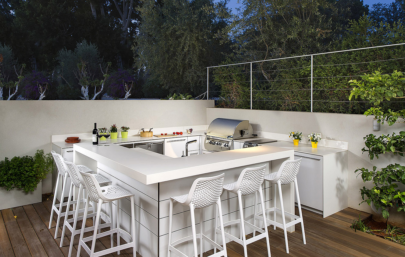 PROYECTOS INTEGRALES MOBILIARIO MAQUINARIA ACCESORIOS MENAGE COCINAS PROFESIONALES TERRAZAS BARBACOAS EXTERIOR INTERIOR LUJO PREMIUM A MEDIDA PARA HOSTELERIA Y CASAS CHALETS PARTICULARES. DECORACIÓN INTERIORISMO PARA HOSTELERIA RESTAURANTES TERRAZAS HOTELES Y TAMBIÉN PARA HOGARES EN MADRID. FABRICANTES INSTALADORES. Aceroinnova ha sido la encargada de realizar el proyecto de la terraza de una casa chalet particular en una reconocida urbanizaciones de lujo de Madrid que incluye un proyecto de interiorismo, decoración, mobiliario, maquinaria a medida personalizada en acero inoxidable inox y cocina profesional monoblock con barbacoa. En Aceroinnova, realizamos el diseño fabricación instalación y montaje a medida de cocinas profesionales premium lujo y el mobiliario auxiliar con maquinaria de apoyo en acero inoxidable personalizada para hogares casas chalets de lujo o para empresas de restauración de toda España. Aceroinnova dispone también de un departamento de decoración de interiores de cocinas industriales personalizadas orientadas a uso particular y profesional. Aceroinnova dispone de un departamento para cocinas de uso particular y otro para proyectos de empresas. Aceroinnova, cubre todos los nichos de mercado con experiencia y una enorme calidad en materiales y diseño. Aceroinnova también esta especializada en grandes proyectos integrales de salas de cocinas y comedores para hosteleria, restaurante, hoteles, comedores público o privados de empresas, pero también dispone de una área para hogares particulares que buscan proyectos realmente novedosos y con materiales de alta calidad, ya sea para la maquinaria, cocinas, electrodomésticos profesiones, sin también implementando soluciones novedosas y de calidad para el uso diario de dichas cocinas de hogares en urbanizaciones de lujo premium. Somos especialistas en asesoramiento, montaje y puesta en marcha de restaurantes, negocios de hostelería restauración. Consúltenos su proyecto y le ayudaremos a llevarlo a cabo con éxito. Realizamos proyectos llave en mano de restaurantes, bares, buffets bufés bufets, comedores de empresas y públicos. Además, nuestro departamento de decoración especializado en hostelería le propondrá la mejor imagen para su negocio, incluyendo su visualizado en tres dimensiones 3D. Aceroinnova está a la vanguardia de las últimas tecnologías relacionadas con cocinas industriales para hostelería horeca y maquinaria para cocinas profesional de restaurantes. Además, nuestro departamento de diseño decoración interiorismo integra en el mobiliario toda la maquinaria para que su negocio restaurante empresa tienda la mejor imagen. Aceroinnova está especializada en proyectos integrales para hosteleria, restaurante, hoteles, comedores público o privados de empresas, pero también dispone de una área para hogares particulares que buscan proyectos realmente novedosos y con materiales de alta calidad, ya sea para la maquinaria, cocinas, electrodomésticos profesionales, sino también implementando soluciones novedosas y de calidad para el uso diario de dichas cocinas de hogares en urbanizaciones de lujo premium. https://www.aceroinnova.com/blog-aceroinnova-servicio-integral-hosteleria EQUIPAMIENTO PROFESIONAL PARA TERRAZAS DE HOGARES Y PARA HOSTELERÍA HORECA RESTAURACIÓN. MOBILIARIO MAQUINARIA PARA BARBACOAS DE EXTERIOR. PROYECTOS DE COCINAS PARA TERRAZAS CON MOBILIARIO ACERO INOXIDABLE. DISEÑO DE TERRAZAS PARA RESTAURANTES Y CHALETS EN MADRID Y TODA ESPAÑA
