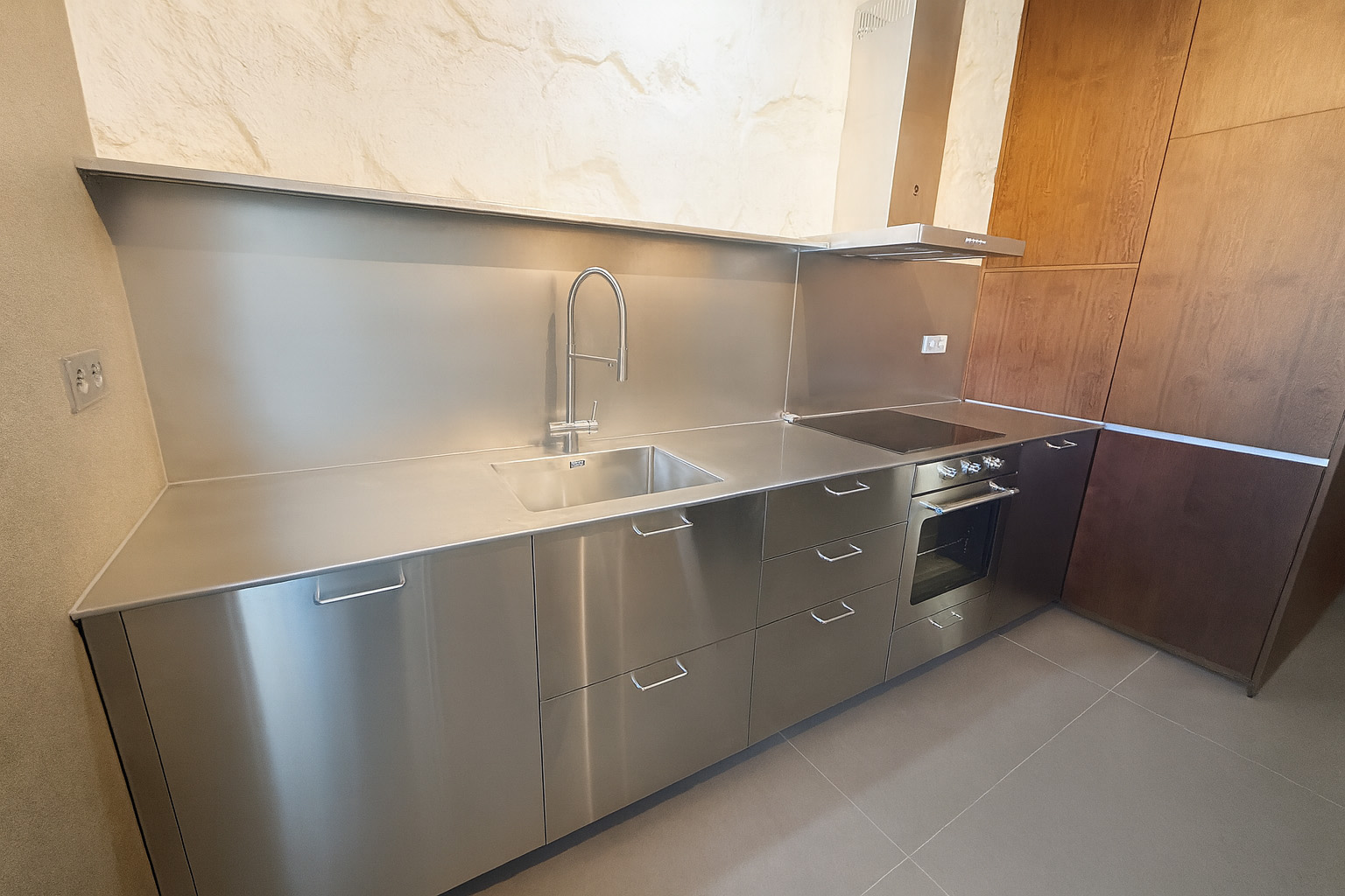 MOBILIARIO A MEDIDA EN ACERO INOXIDABLE PARA COCINAS DE HOSTELERÍA Y DE HOGARES. MOBILIARIO DE DISEÑO EN ACERO INOXIDABLE PARA INSTALALACIÓN O ENVÍO A TODA ESPAÑA. MOBILIARIO EN ACERO INOXIDABLE PARA DECORACIÓN DE INTERIORES. FABRICANTES DE MOBILIARIO Y ENCIMERAS A MEDIDA EN ACERO INOXIDABLE PARA NEGOCIOS DE HOSTELERÍA O PARA COCINAS DE VIVIENDAS. #mobiliarioaceroinoxidable #aceroinox #encimerasaceroinoxidable #mueblesaceroinoxidable #mobiliarioaccesoriohosteleria #aceroinoxidablevibrado DISEÑO FABRICACIÓN INSTALACIÓN DE MOBILIARIO Y MAQUINARIA EN ACERO INOXIDABLE PARA HOSTELERIA HORECA Y PARA HOGARES. FABRICANTES MOBILIARIO DE ACERO INOXIDABLE PARA CLIENTES DE TODA ESPAÑA. Aceroinnova está especializada en proyectos integrales llave en mano para la implantación de tiendas de alimentación, restaurantes, hoteles, comedores público o privados de empresas, pero también dispone de una área para hogares particulares que buscan proyectos realmente novedosos y con materiales de alta calidad, ya sea para la maquinaria, cocinas, electrodomésticos profesionales e implementando soluciones novedosas y de calidad para el uso diario de dichas cocinas de hogares. ACEROINNOVA CB. Tel. Oficina: 91 138 56 18. Tel. Móvil: 629 03 41 06 / 630 23 00 67. Email: info@aceroinnova.com . Dirección: C/ Pico Almanzor, 56. Pol. Industrial “Los Linares” Humanes de Madrid (Madrid). https://www.aceroinnova.com/blog-aceroinnova-servicio... #proyectosempresashostelería #proyectoshosteleria #mobiliariohosteleria #reformashosteleria #instalaciónfranquicias #mobiliarioaceroinoxidable #encimeraaceroinoxidablevibrado ... SERVICIOS INTEGRALES PARA NEGOCIOS DE HOSTELERIA Y RESTAURACIÓN. REALIZAMOS PROYECTOS INTEGRALES DE MOBILIARIO PARA TIENDAS O EMPRESAS DE ALIMENTACIÓN. REFORMAS INTEGRALES DE LOCALES COMERCIALES PARA HOSTELERÍA. ASESORAMIENTO CONSULTORIA PROYECTOS NEGOCIOS HOSTELERIA HORECA EN TODA ESPAÑA.