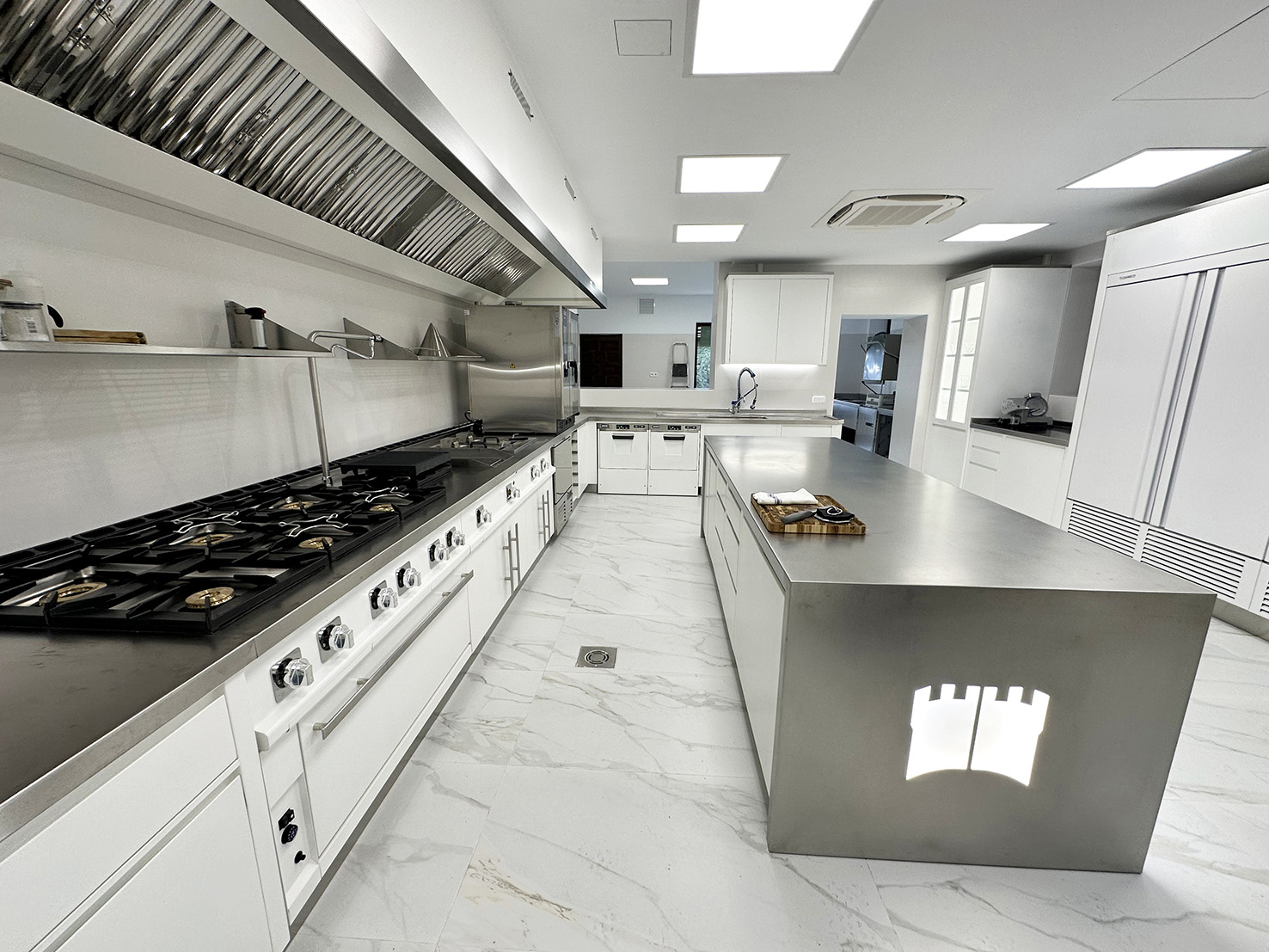 INSTALACIÓN MONTAJE DE COCINAS INTEGRALES PARA RESTAURANTES HOTELES BARES EN MADRID ESPAÑA. PROYECTOS DE COCINAS A MEDIDA PERSONALIZADOS CON MOBILIARIO Y MAQUINARIA PARA HOSTELERIA HORECA. REFORMAS DE COCINAS DE RESTAURANTES. PROYECTOS INTEGRALES DE COCINAS INDUSTRIALES CON MOBILIARIO Y MAQUINARIA PROFESIONAL A MEDIDA Y PERSONALIZADA. ESTAMOS ESPECIALIZADOS EN COCINAS MODULARES CON SISTEMA MONOBLOCK PARA HOSTELERIA HORECA RESTAURANTES BARES HOTELES COMEDORES Y TAMBIÉN PARA PARTICULARES HOGARES CHALETS CASAS. FABRICA COCINAS GAMA ALTA PREMIUM LUJO EN MADRID (CONSÚLTENOS). FABRICANTES INSTALADORES DE COCINAS EN MADRID. PROYECTOS INTEGRALES DE SALAS DE COCINAS TANTO PARA HOGARES COMO PARA RESTAURANTES HOTELES BARES BUFFETS. INSTALADORES MONTADORES DE MAQUINARIA Y MOBILIARIO EN ACERO INOX A MEDIDA PERSONALIZADOS. FABRICACIÓN A MEDIDA DE COCINAS MONOBLOCK INDUSTRIALES PROFESIONALES CON MOBILIARIO Y MAQUINARIA EN ACERO INOXIDABLE. FABRICANTES DE COCINAS PARA HOSTELERIA HORECA HOTELES RESTAURANTES BARES TERRAZAS. PROYECTOS Y REFORMAS PARA HOSTELERÍA. COCINAS MODULARES HOSTELERÍA.