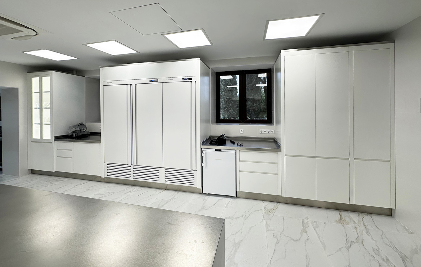 INSTALACIÓN MONTAJE DE COCINAS INTEGRALES PARA RESTAURANTES HOTELES BARES EN MADRID ESPAÑA. PROYECTOS DE COCINAS A MEDIDA PERSONALIZADOS CON MOBILIARIO Y MAQUINARIA PARA HOSTELERIA HORECA. REFORMAS DE COCINAS DE RESTAURANTES. PROYECTOS INTEGRALES DE COCINAS INDUSTRIALES CON MOBILIARIO Y MAQUINARIA PROFESIONAL A MEDIDA Y PERSONALIZADA. ESTAMOS ESPECIALIZADOS EN COCINAS MODULARES CON SISTEMA MONOBLOCK PARA HOSTELERIA HORECA RESTAURANTES BARES HOTELES COMEDORES Y TAMBIÉN PARA PARTICULARES HOGARES CHALETS CASAS. FABRICA COCINAS GAMA ALTA PREMIUM LUJO EN MADRID (CONSÚLTENOS). FABRICANTES INSTALADORES DE COCINAS EN MADRID. PROYECTOS INTEGRALES DE SALAS DE COCINAS TANTO PARA HOGARES COMO PARA RESTAURANTES HOTELES BARES BUFFETS. INSTALADORES MONTADORES DE MAQUINARIA Y MOBILIARIO EN ACERO INOX A MEDIDA PERSONALIZADOS. FABRICACIÓN A MEDIDA DE COCINAS MONOBLOCK INDUSTRIALES PROFESIONALES CON MOBILIARIO Y MAQUINARIA EN ACERO INOXIDABLE. FABRICANTES DE COCINAS PARA HOSTELERIA HORECA HOTELES RESTAURANTES BARES TERRAZAS. PROYECTOS Y REFORMAS PARA HOSTELERÍA. COCINAS MODULARES HOSTELERÍA.