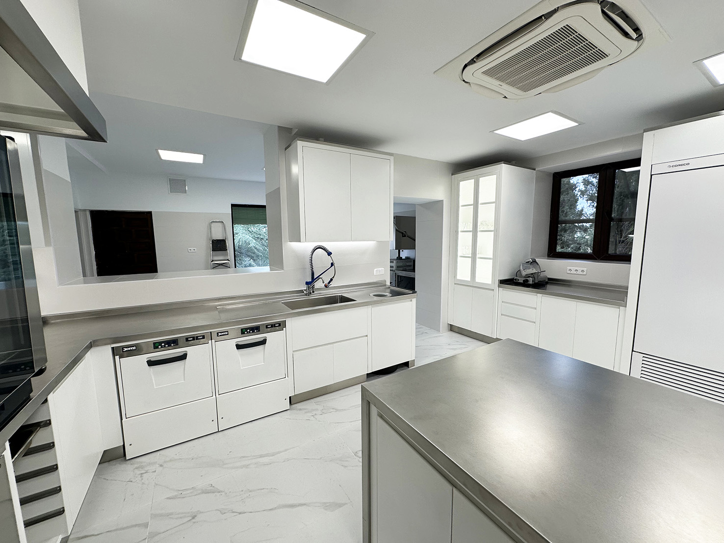 INSTALACIÓN MONTAJE DE COCINAS INTEGRALES PARA RESTAURANTES HOTELES BARES EN MADRID ESPAÑA. PROYECTOS DE COCINAS A MEDIDA PERSONALIZADOS CON MOBILIARIO Y MAQUINARIA PARA HOSTELERIA HORECA. REFORMAS DE COCINAS DE RESTAURANTES. PROYECTOS INTEGRALES DE COCINAS INDUSTRIALES CON MOBILIARIO Y MAQUINARIA PROFESIONAL A MEDIDA Y PERSONALIZADA. ESTAMOS ESPECIALIZADOS EN COCINAS MODULARES CON SISTEMA MONOBLOCK PARA HOSTELERIA HORECA RESTAURANTES BARES HOTELES COMEDORES Y TAMBIÉN PARA PARTICULARES HOGARES CHALETS CASAS. FABRICA COCINAS GAMA ALTA PREMIUM LUJO EN MADRID (CONSÚLTENOS). FABRICANTES INSTALADORES DE COCINAS EN MADRID. PROYECTOS INTEGRALES DE SALAS DE COCINAS TANTO PARA HOGARES COMO PARA RESTAURANTES HOTELES BARES BUFFETS. INSTALADORES MONTADORES DE MAQUINARIA Y MOBILIARIO EN ACERO INOX A MEDIDA PERSONALIZADOS. FABRICACIÓN A MEDIDA DE COCINAS MONOBLOCK INDUSTRIALES PROFESIONALES CON MOBILIARIO Y MAQUINARIA EN ACERO INOXIDABLE. FABRICANTES DE COCINAS PARA HOSTELERIA HORECA HOTELES RESTAURANTES BARES TERRAZAS. PROYECTOS Y REFORMAS PARA HOSTELERÍA. COCINAS MODULARES HOSTELERÍA.