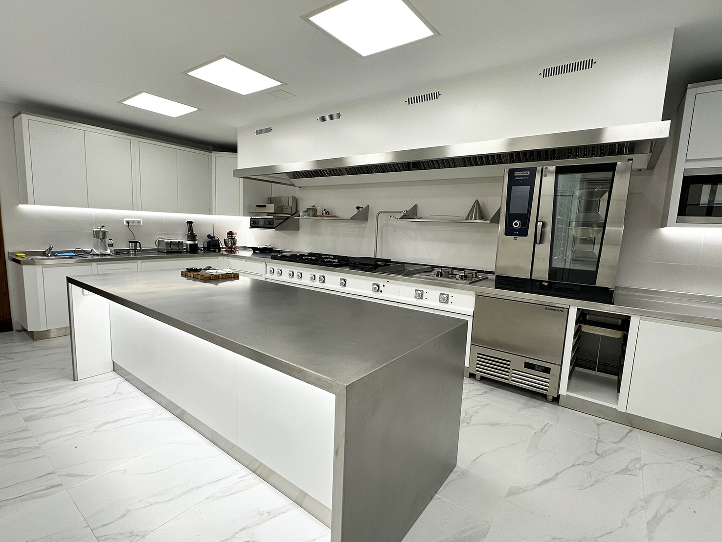 INSTALACIÓN MONTAJE DE COCINAS INTEGRALES PARA RESTAURANTES HOTELES BARES EN MADRID ESPAÑA. PROYECTOS DE COCINAS A MEDIDA PERSONALIZADOS CON MOBILIARIO Y MAQUINARIA PARA HOSTELERIA HORECA. REFORMAS DE COCINAS DE RESTAURANTES. PROYECTOS INTEGRALES DE COCINAS INDUSTRIALES CON MOBILIARIO Y MAQUINARIA PROFESIONAL A MEDIDA Y PERSONALIZADA. ESTAMOS ESPECIALIZADOS EN COCINAS MODULARES CON SISTEMA MONOBLOCK PARA HOSTELERIA HORECA RESTAURANTES BARES HOTELES COMEDORES Y TAMBIÉN PARA PARTICULARES HOGARES CHALETS CASAS. FABRICA COCINAS GAMA ALTA PREMIUM LUJO EN MADRID (CONSÚLTENOS). FABRICANTES INSTALADORES DE COCINAS EN MADRID. PROYECTOS INTEGRALES DE SALAS DE COCINAS TANTO PARA HOGARES COMO PARA RESTAURANTES HOTELES BARES BUFFETS. INSTALADORES MONTADORES DE MAQUINARIA Y MOBILIARIO EN ACERO INOX A MEDIDA PERSONALIZADOS. FABRICACIÓN A MEDIDA DE COCINAS MONOBLOCK INDUSTRIALES PROFESIONALES CON MOBILIARIO Y MAQUINARIA EN ACERO INOXIDABLE. FABRICANTES DE COCINAS PARA HOSTELERIA HORECA HOTELES RESTAURANTES BARES TERRAZAS. PROYECTOS Y REFORMAS PARA HOSTELERÍA. COCINAS MODULARES HOSTELERÍA.