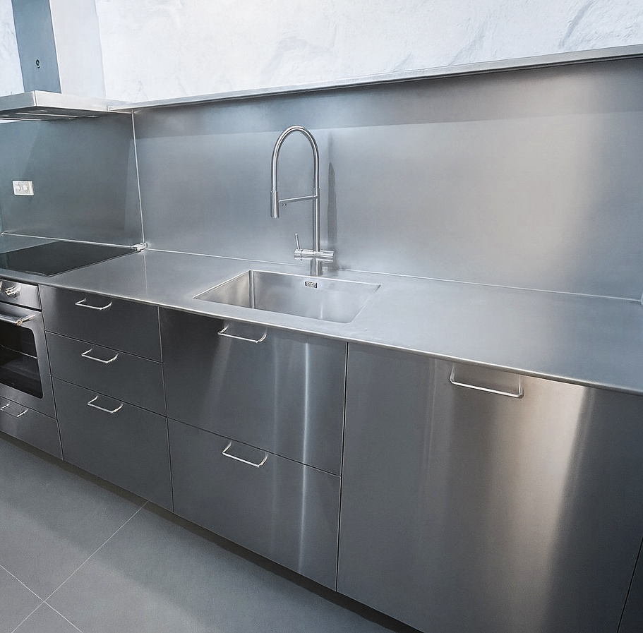 MOBILIARIO EN ACERO INOXIDABLE PARA SALAS DE COCINADO Y REVESTIMIENTO DE PAREDES. DECORACIÓN DE INTERIORES CON ACERO INOXIDABLE, PROYECTOS INTEGRALES. MOBILIARIO Y MAQUINARIA A MEDIDA DE ACERO INOXIDABLE PARA COCINAS DE HOSTELERÍA Y DE COCINAS DE HOGARES. MOBILIARIO DE DISEÑO EN ACERO INOXIDABLE PARA INSTALALACIÓN O ENVÍO A TODA ESPAÑA. MUEBLES Y MAQUINARIA DE COCINA FABRICADOS EN ACERO INOXIDABLE. COCINAS INTEGRALES DE ACERO INOXIDABLE. SALAS DE COCINADO MODULARES ACERO INOX PARA HOSTELERIA Y HOGARES. DISEÑO DE MUEBLES DE COCINAS DE ACERO INOXIDABLE A MEDIDA PERSONALIZADO. COCINAS BONITAS MODERNAS ACERO INOX EN MADRID ESPAÑA. MOBILIARIO EN ACERO INOXIDABLE PARA SALAS DE COCINADO Y REVESTIMIENTO DE PAREDES. DECORACIÓN DE INTERIORES CON ACERO INOXIDABLE, PROYECTOS INTEGRALES. FABRICANTES DE MOBILIARIO Y ENCIMERAS A MEDIDA EN ACERO INOXIDABLE PARA NEGOCIOS DE HOSTELERÍA O PARA COCINAS DE VIVIENDAS. #mobiliarioaceroinoxidable #aceroinox #diseñococinas #cocinasaceroinoxidable #mueblescocinaaceroinoxidable #encimerasaceroinoxidable #mueblesaceroinoxidable #mobiliarioaccesoriohosteleria #aceroinoxidablevibrado DISEÑO FABRICACIÓN INSTALACIÓN DE MOBILIARIO Y MAQUINARIA EN ACERO INOXIDABLE PARA HOSTELERIA HORECA Y PARA HOGARES. FABRICANTES MOBILIARIO DE ACERO INOXIDABLE PARA CLIENTES DE TODA ESPAÑA. Aceroinnova está especializada en proyectos integrales llave en mano para la implantación de tiendas de alimentación, restaurantes, hoteles, comedores público o privados de empresas, pero también dispone de una área para hogares particulares que buscan proyectos realmente novedosos y con materiales de alta calidad, ya sea para la maquinaria, cocinas, electrodomésticos profesionales e implementando soluciones novedosas y de calidad para el uso diario de dichas cocinas de hogares. ACEROINNOVA CB. Tel. Oficina: 91 138 56 18. Tel. Móvil: 629 03 41 06 / 630 23 00 67. Email: info@aceroinnova.com . Dirección: C/ Pico Almanzor, 56. Pol. Industrial “Los Linares” Humanes de Madrid (Madrid). https://www.aceroinnova.com/blog-aceroinnova-servicio... #proyectosempresashostelería #proyectoshosteleria #mobiliariohosteleria #reformashosteleria #instalaciónfranquicias #mobiliarioaceroinoxidable #encimeraaceroinoxidablevibrado ... SERVICIOS INTEGRALES PARA NEGOCIOS DE HOSTELERIA Y RESTAURACIÓN. REALIZAMOS PROYECTOS INTEGRALES DE MOBILIARIO PARA TIENDAS O EMPRESAS DE ALIMENTACIÓN. REFORMAS INTEGRALES DE LOCALES COMERCIALES PARA HOSTELERÍA. ASESORAMIENTO CONSULTORIA PROYECTOS NEGOCIOS HOSTELERIA HORECA EN TODA ESPAÑA.