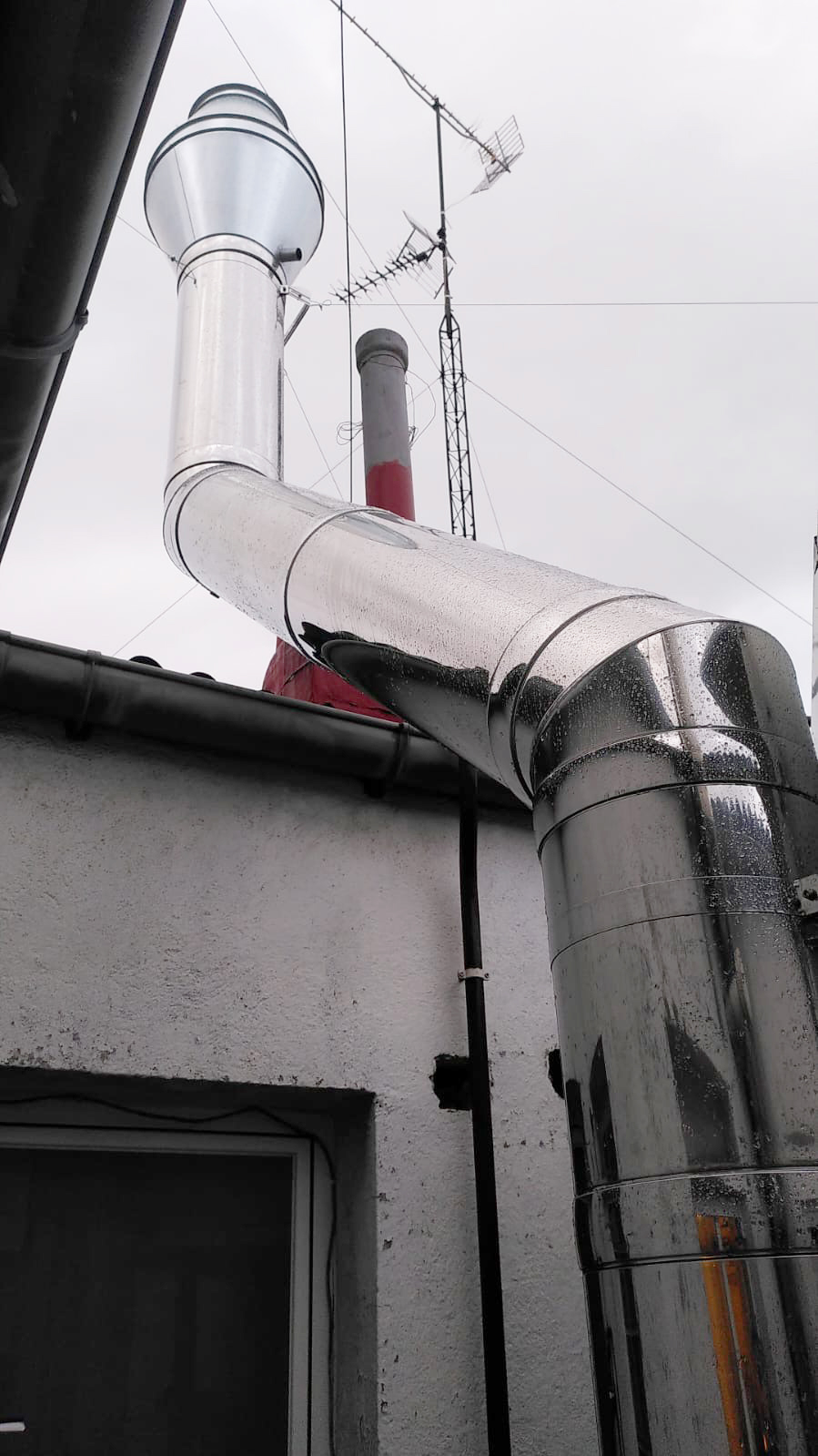 DISEÑO, FABRICACIÓN E INSTALACIÓN DE SISTEMA DE EXTRACCIÓN / SALIDA DE HUMOS REALIZADO EN ACERO INOXIDABLE. ESTRUCTURA EN ACERO INOX DE CONDUCTOS CON TUBOS DE PARED PARA CHIMENEA. PROYECTO INTEGRAL Y MONTAJE DE SISTEMA DE TUBOS DE CHIMENEA DE ACERO INOXIDABLE DE DOBLE PARED. INSTALACIÓN DE TUBOS PARA SISTEMAS DE EXTRACCIÓN / SALIDA DE AIRE Y HUMOS PARA HOSTELERÍA Y PARA EDIFICIOS. TUBERÍAS AISLADAS PARA CONTROL DE HUMOS PARA HOSTELERIA O PARA VIVIENDAS. Los sistemas de extracción de humos en acero inoxidable son la opción estándar por su resistencia a la corrosión y altas temperaturas. Dependiendo de si la instalación es para una cocina doméstica, industrial o una chimenea, se utilizan diferentes configuraciones y tipos de acero inoxidable, consúltenos. DISEÑO FABRICACIÓN INSTALACIÓN DE ESTRUCTURAS, MOBILIARIO Y MAQUINARIA EN ACERO INOXIDABLE PARA HOSTELERIA HORECA Y PARA HOGARES. FABRICANTES E INSTALADORES DE PROYECTOS EN ACERO INOXIDABLE PARA CLIENTES DE TODA ESPAÑA. Aceroinnova está especializada en proyectos integrales llave en mano para la implantación de restaurantes, hoteles, comedores público o privados de empresas, pero también dispone de una área para hogares particulares que buscan proyectos realmente novedosos y con materiales de alta calidad, ya sea para la maquinaria, cocinas, electrodomésticos profesionales e implementando soluciones novedosas y de calidad para el uso diario de dichas cocinas de hogares. #extraccionhumos #estructuraextracciónhumos #chimeneasaceroinoxidable #montajetuberiashumos #proyectossistemasextraccionhumos tuberiassalidahumos instalaciónsalidahumos salidahumosaceroinoxidable. ACEROINNOVA CB. Tel. Oficina: 91 138 56 18. Tel. Móvil: 629 03 41 06. Email: info@aceroinnova.com . Dirección: C/ Pico Almanzor, 56. Pol. Industrial “Los Linares” Humanes de Madrid (Madrid). https://www.aceroinnova.com/blog-aceroinnova-servicio-integral-hosteleria